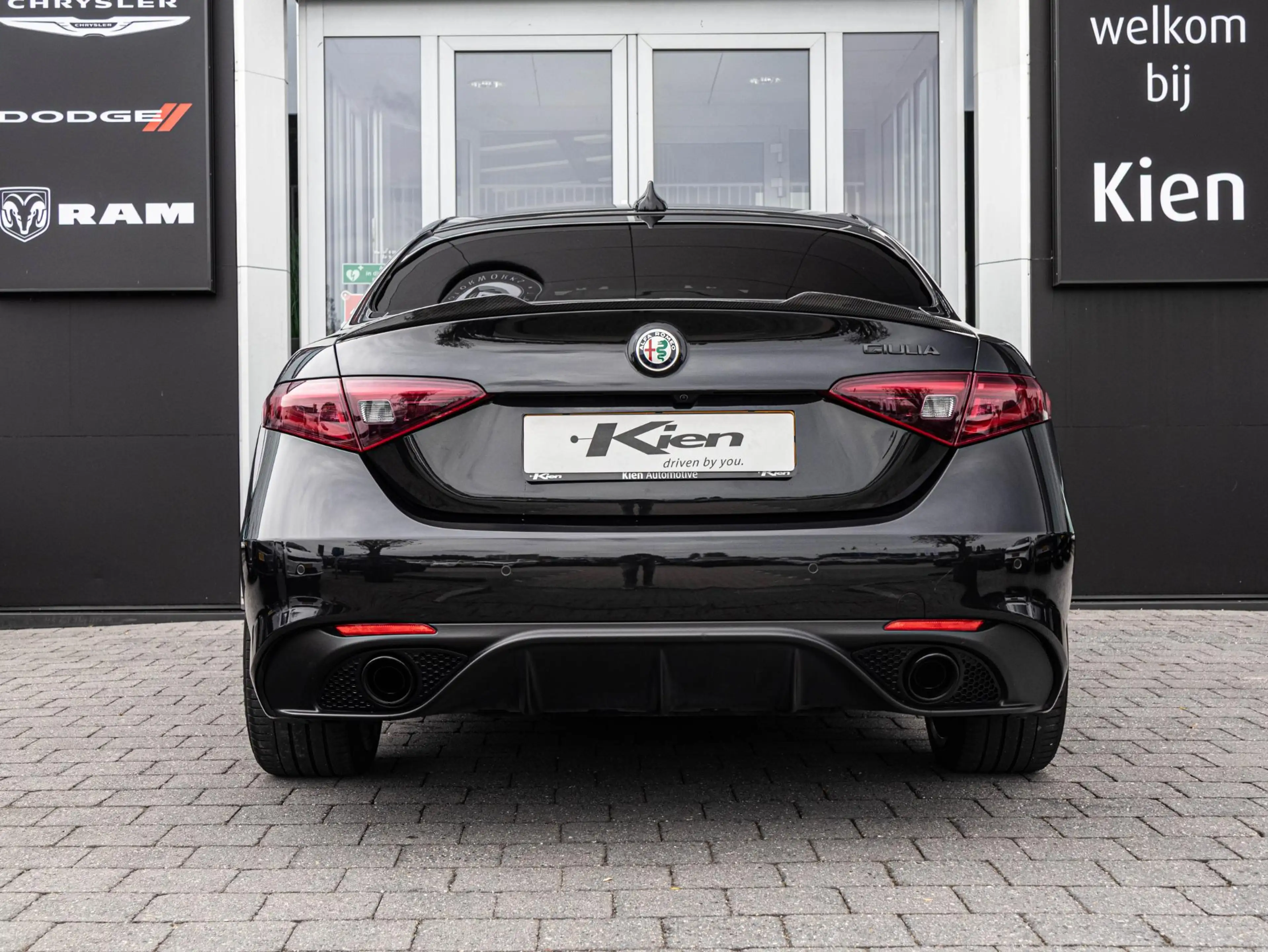 Alfa Romeo Giulia 2.0 T Veloce — photo 14