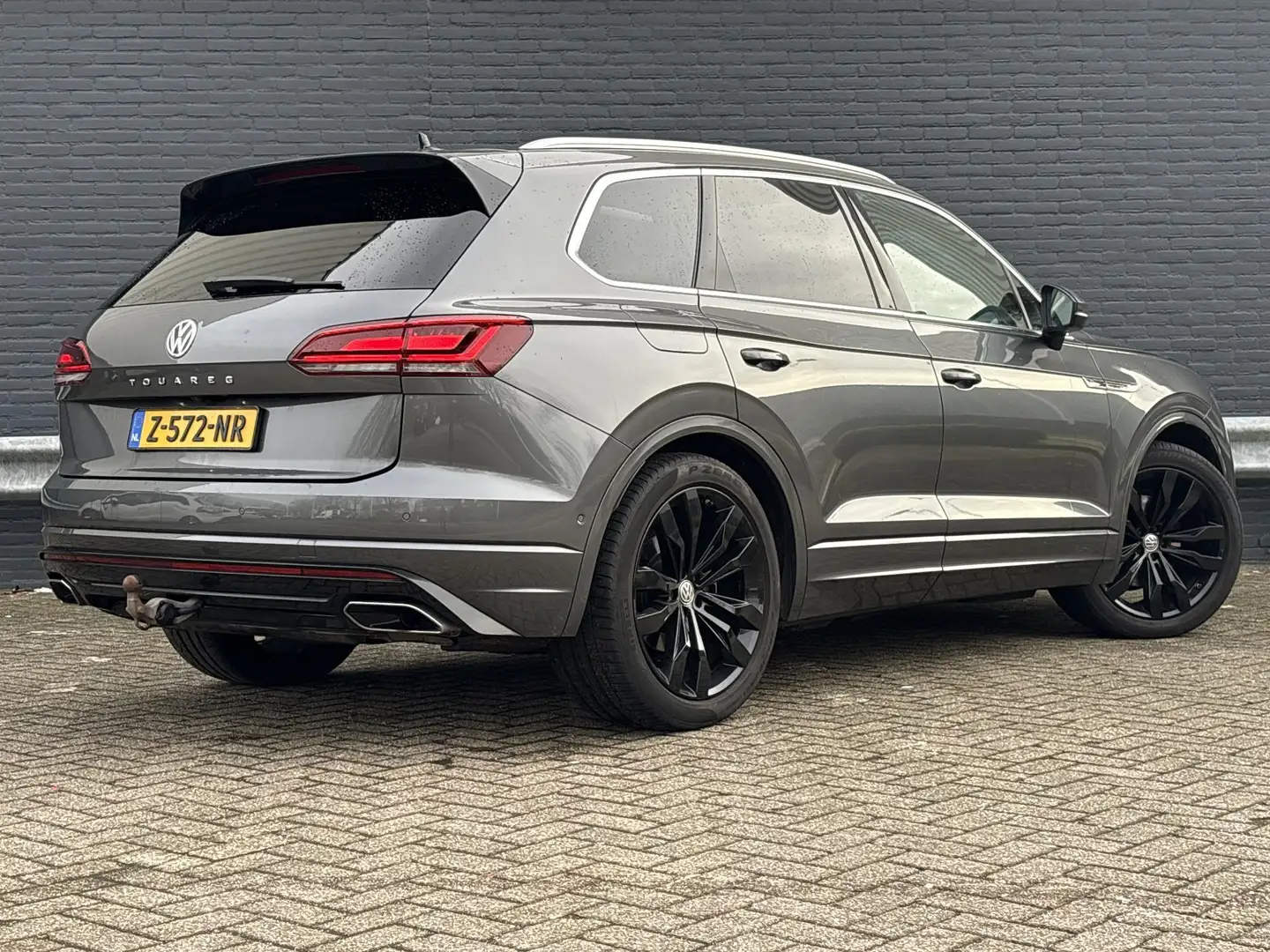 Volkswagen Touareg 3.0 TDI R-Line DSG | € 24.750,- NETTO! | Luchtveri Gris - 2