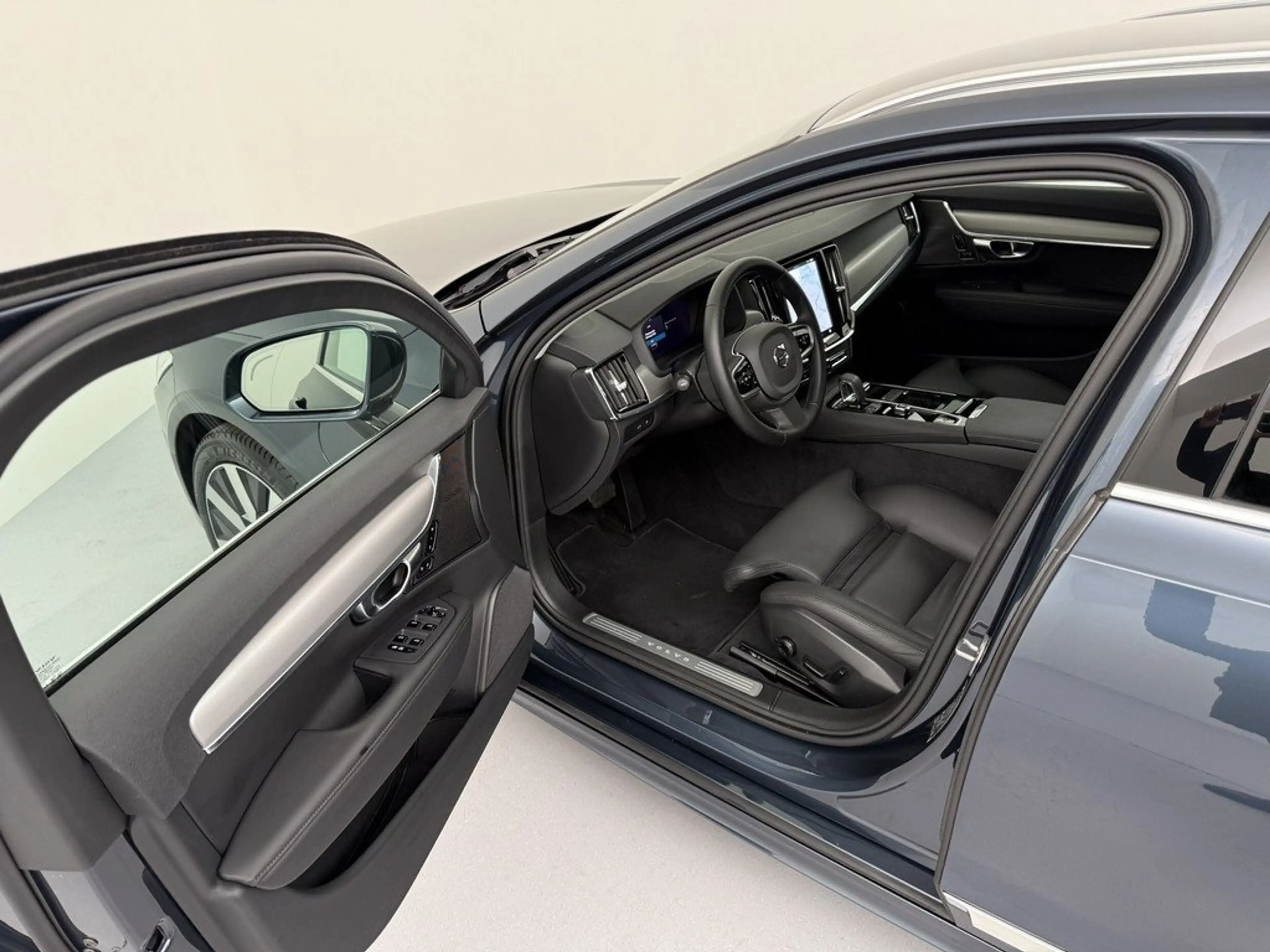 Volvo V90 T6 Core Recharge AWD — photo 13