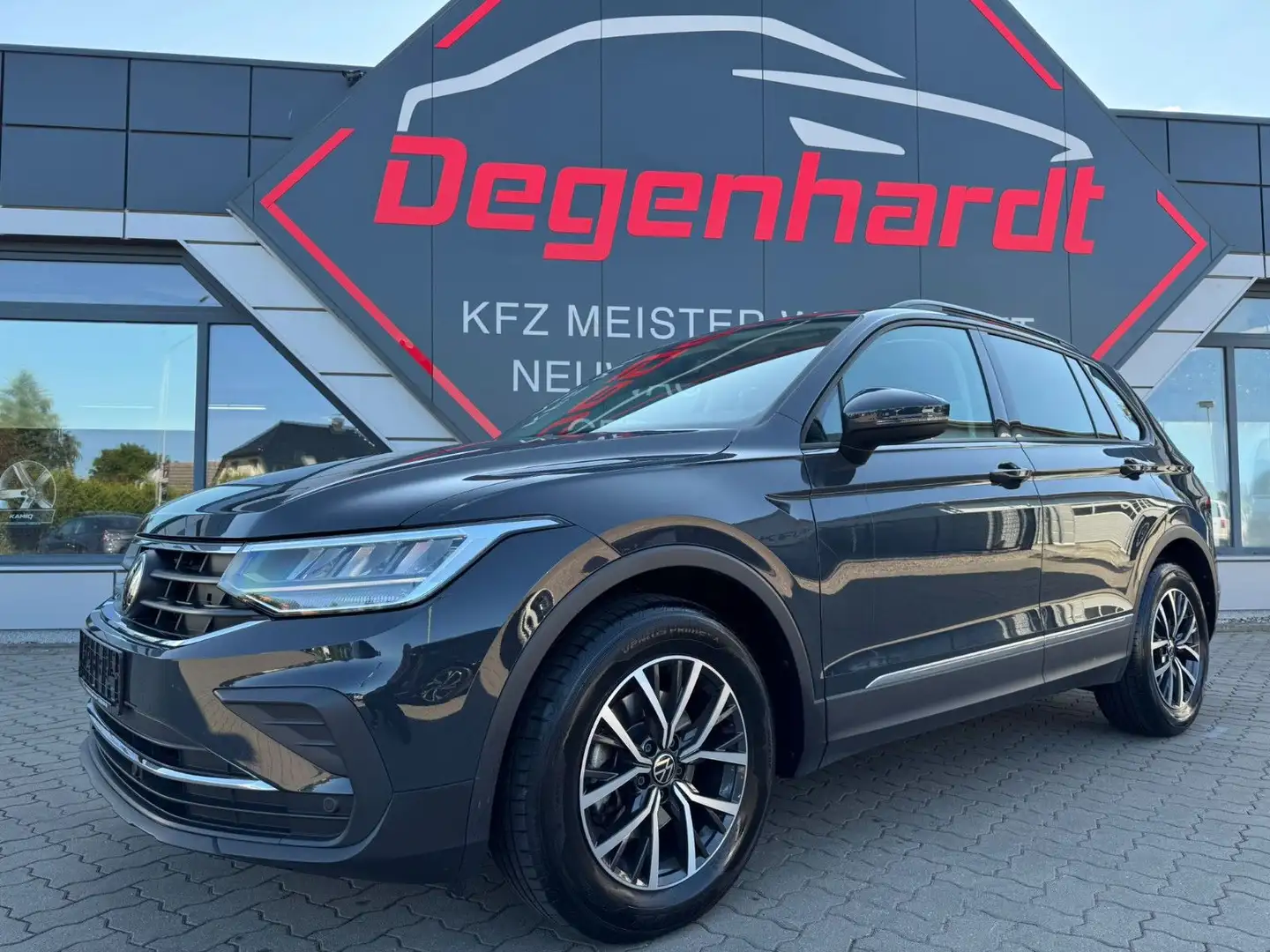Volkswagen Tiguan Life 1,5 TSI DSG ACC Navi  AHK el. Heck Grau - 1