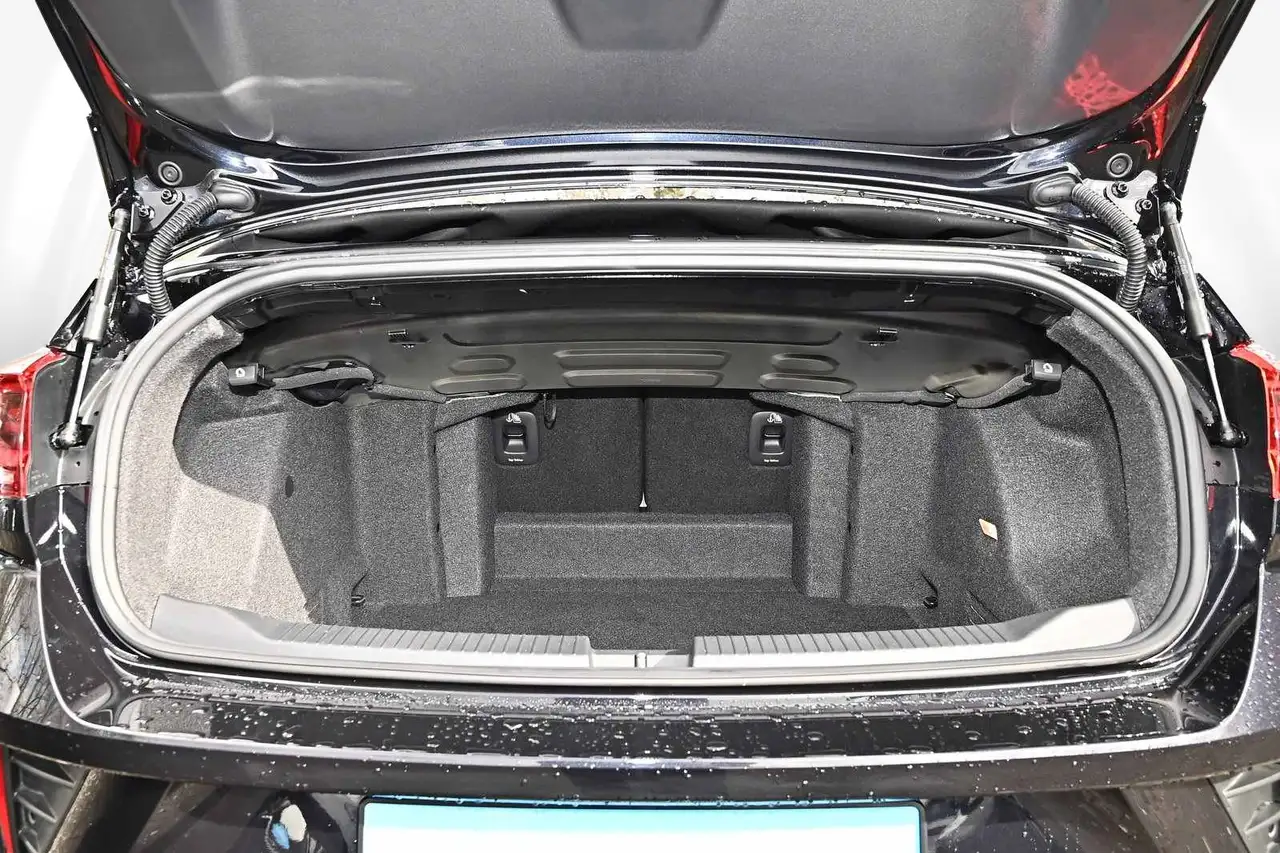Volkswagen T-Roc Cabriolet R-Line 1.5 l TSI OPF 110 kW (150 P 9