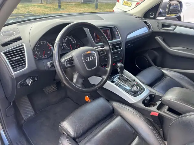 Audi Q5 view 11