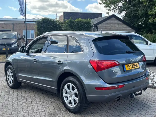 Audi Q5 view 8