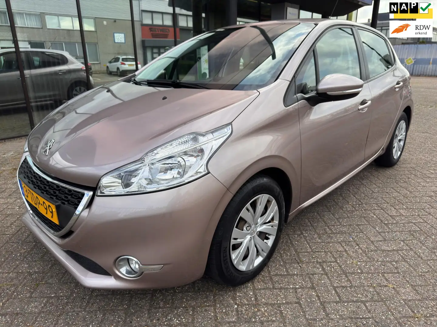 Peugeot 208 1.2 VTi Envy / Navi / PDC / Airco / 5-Drs Grijs - 1
