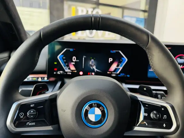 BMW 5 Series view 15