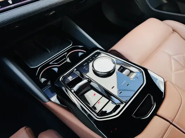 BMW 5 Series view 13