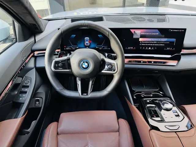 BMW 5 Series view 6