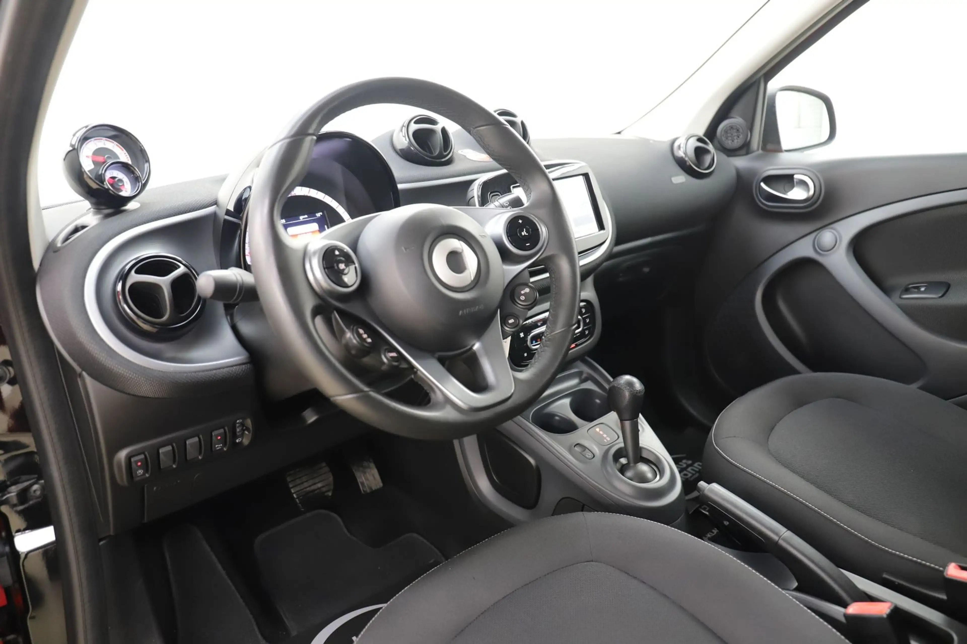 smart forFour 1.0 71PS Automatik passion Navi PDC SHZ — photo 13