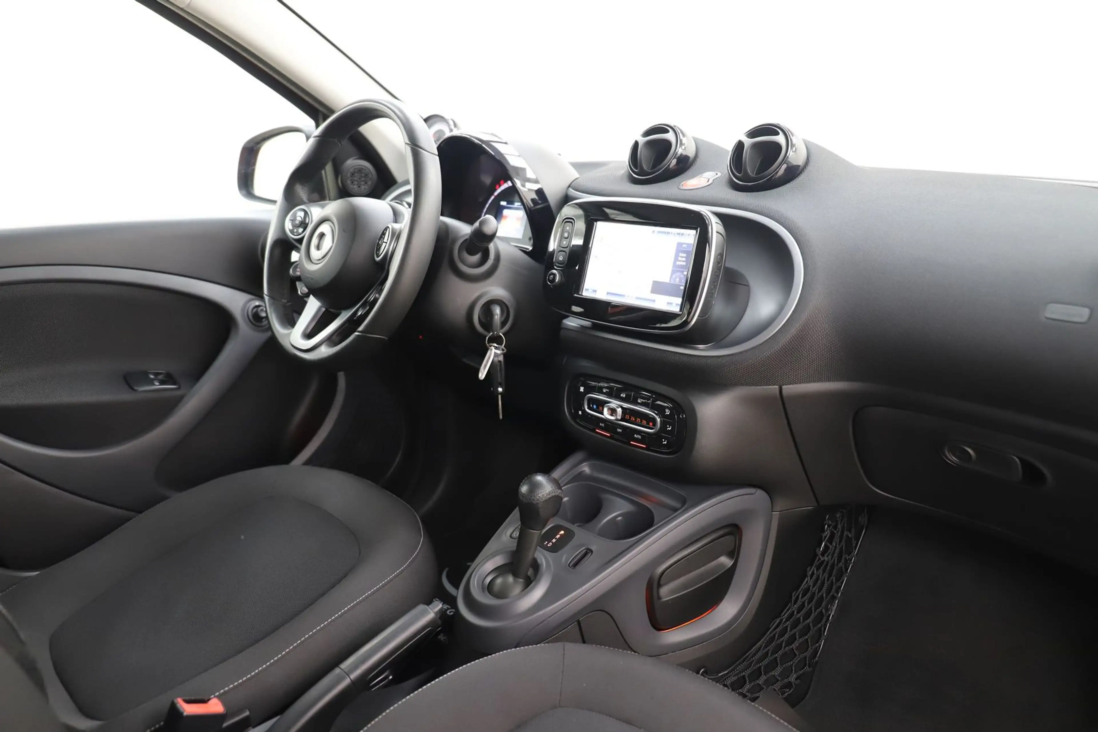 smart forFour 1.0 71PS Automatik passion Navi PDC SHZ — photo 15