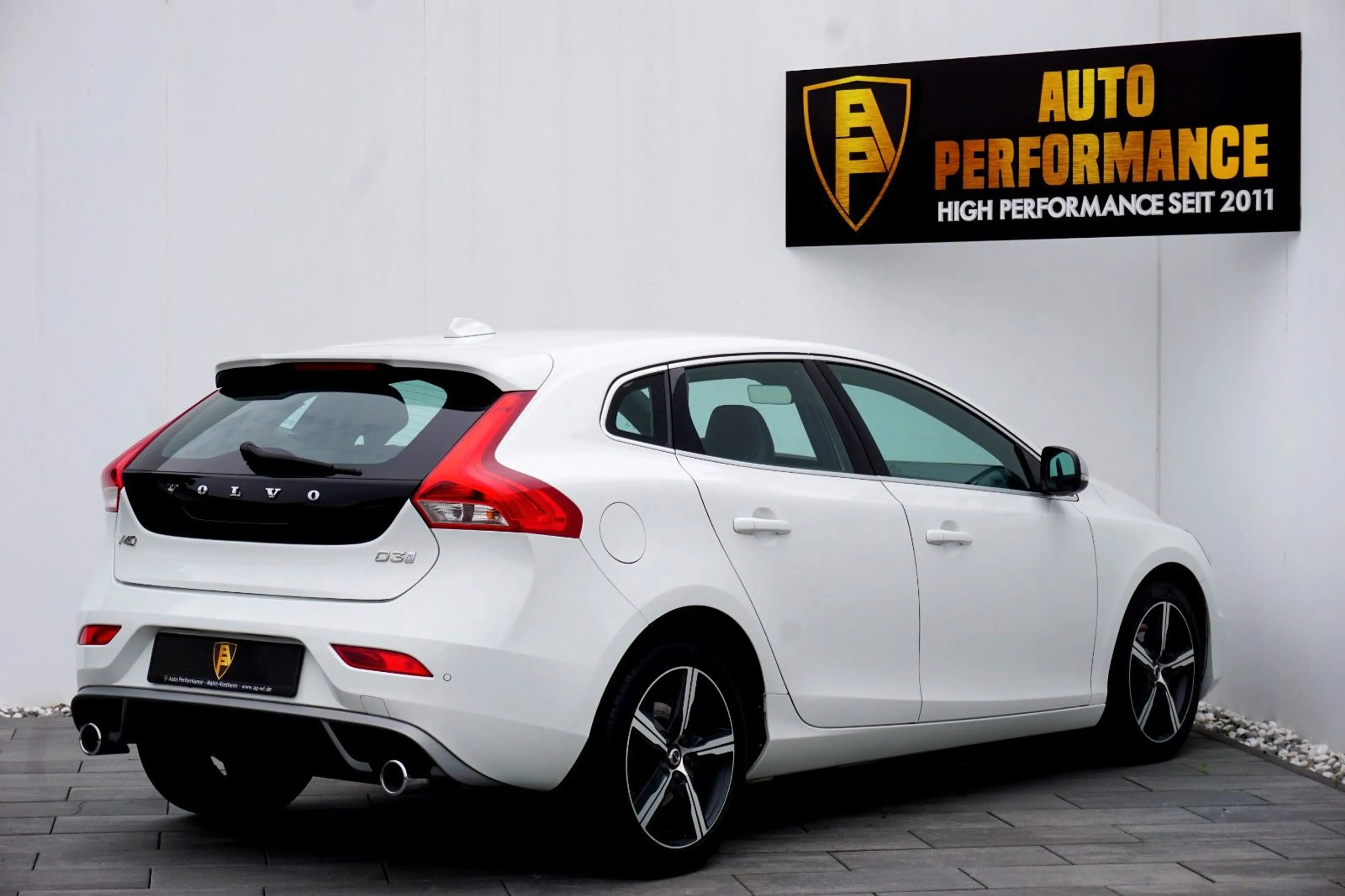 Volvo V40 *R-Design|LED|Totwinkel|NAVI|DIGI|SHZ|1.Hd — photo 9