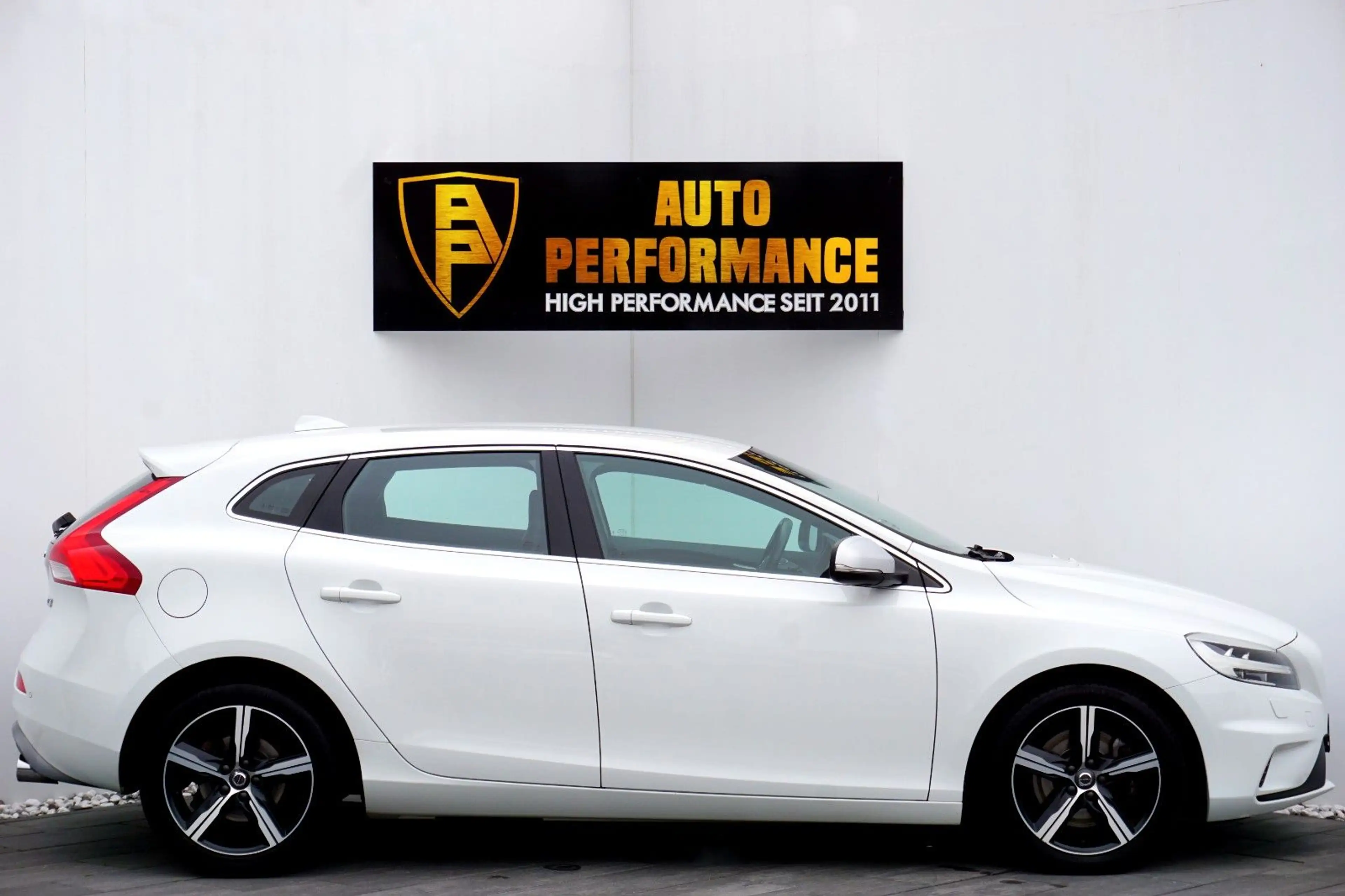 Volvo V40 *R-Design|LED|Totwinkel|NAVI|DIGI|SHZ|1.Hd — photo 6