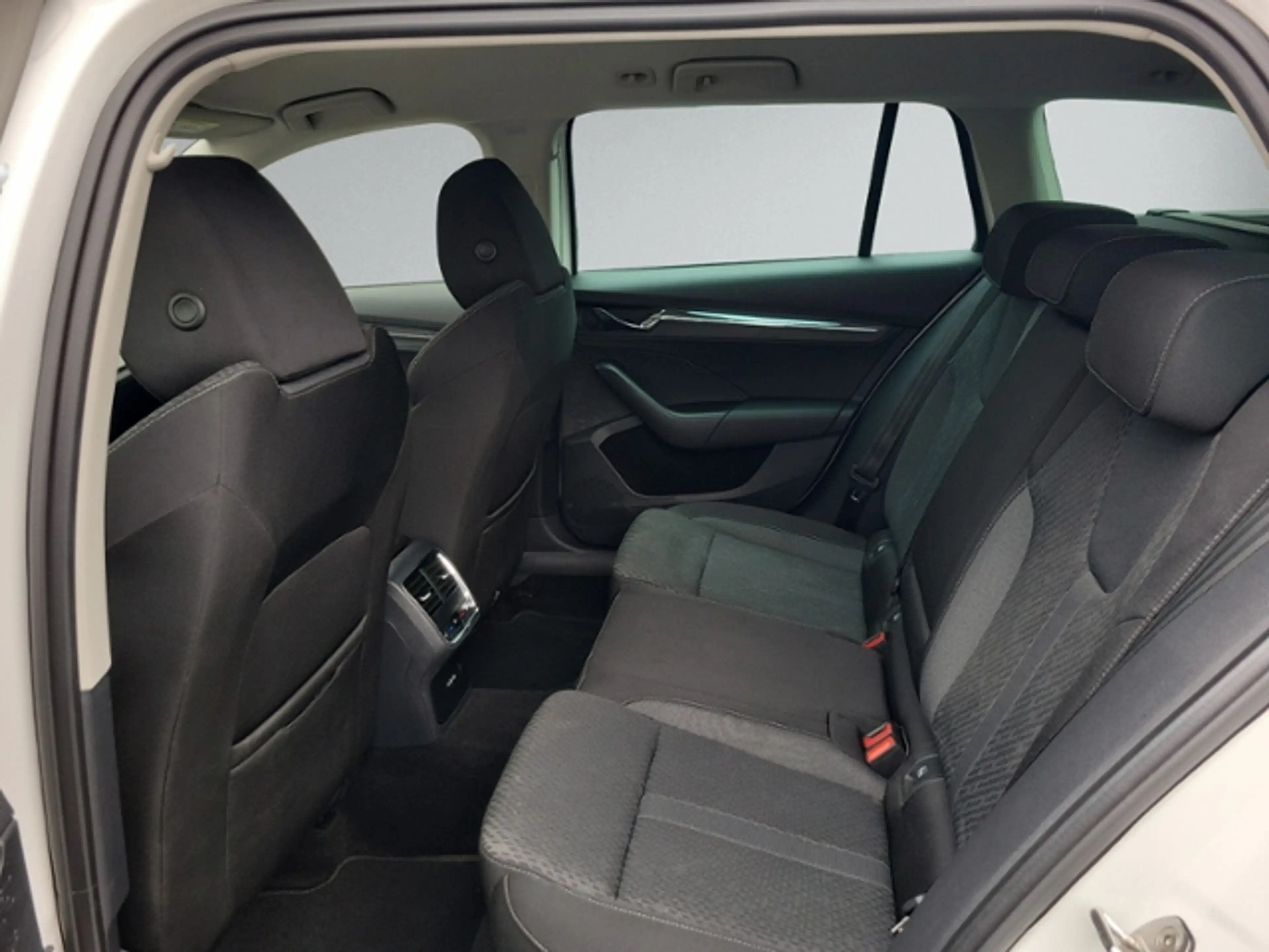 Skoda Octavia Combi 2.0 TDI DSG STYLE AHK+NAVI+ACC+LED — photo 9