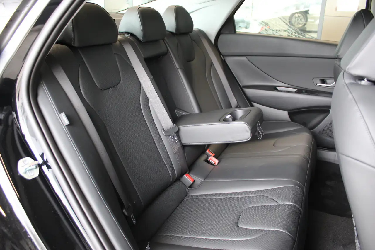 Hyundai ELANTRA fotografie Hyundai ELANTRA