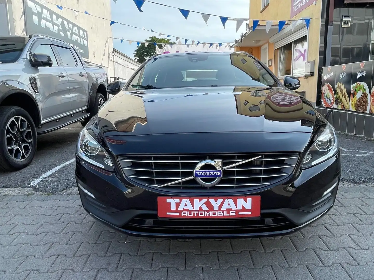 Volvo V60 Kombi Momentum Schwarz - 2