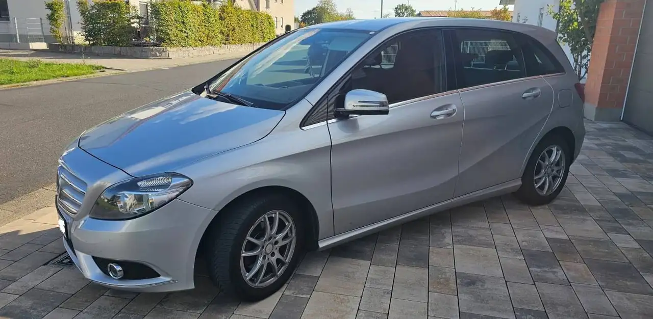 Mercedes-Benz B 180