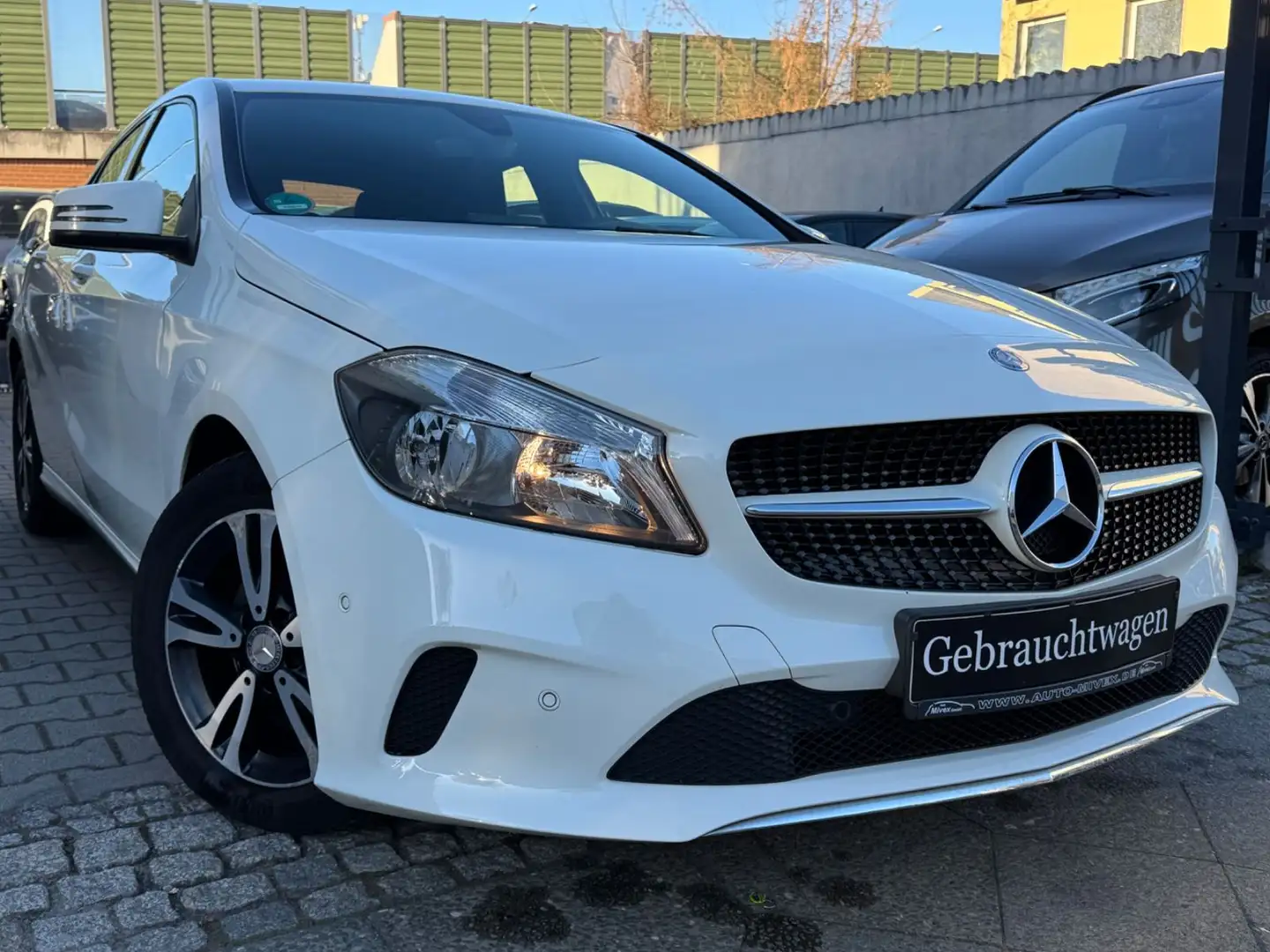 Mercedes-Benz A 180 BlueEfficiency Automatik 1.Hand Bianco - 2