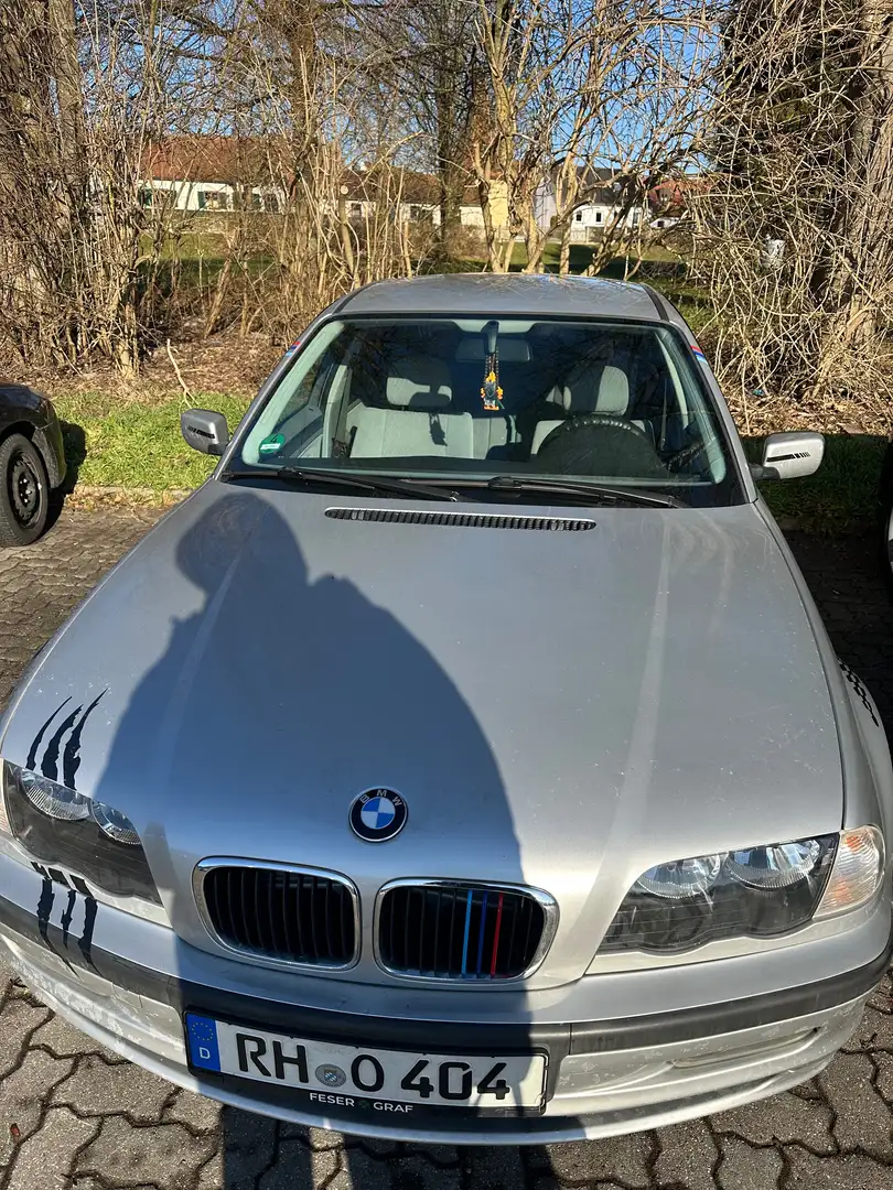 BMW 318 318i Stříbrná - 2