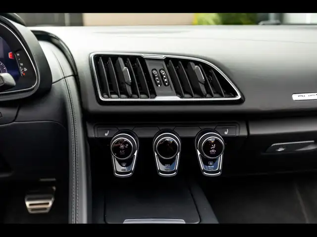 Audi R8 view 15
