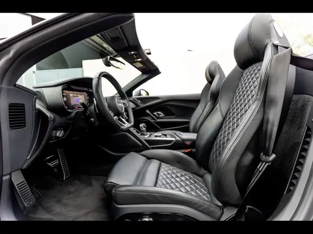Audi R8 view 11