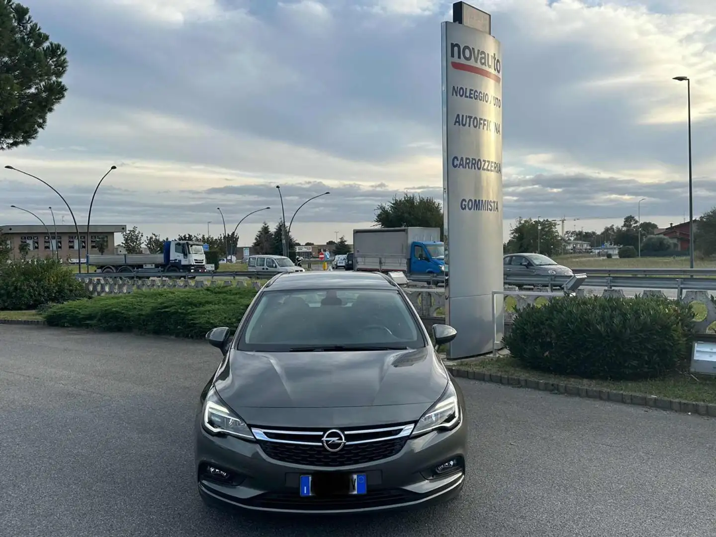 Opel Astra 1.6 CDTi 110CV Start&Stop Sports Tourer Business Gris - 2