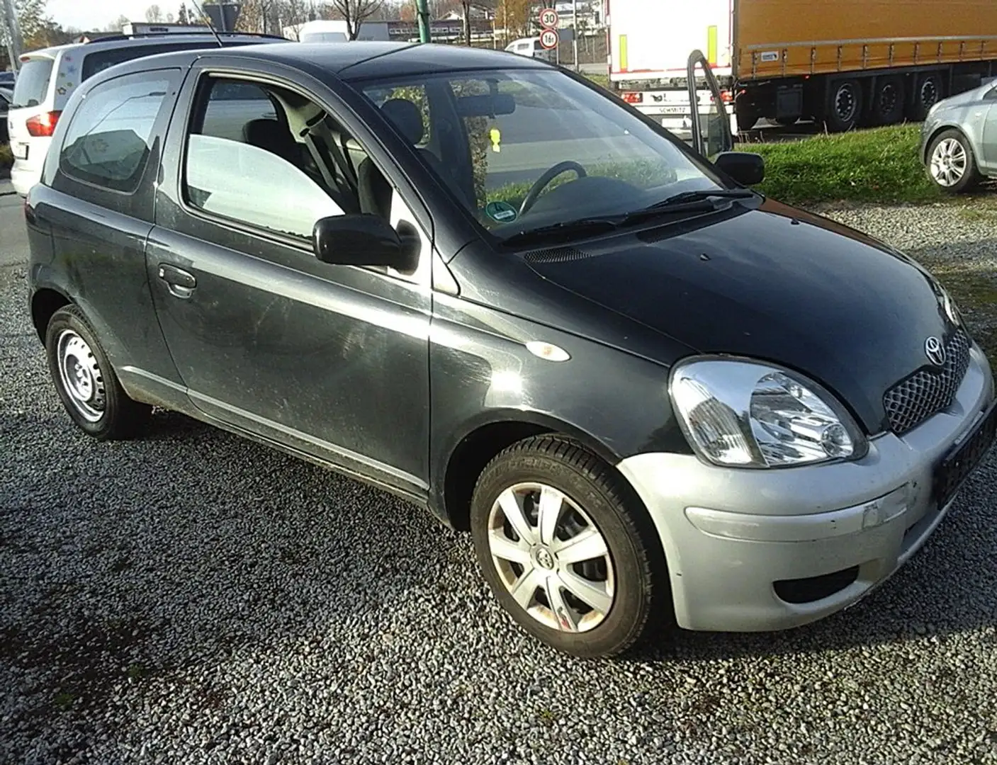 Toyota Yaris 1.0VVti /TÜV 2026/wenig km/ Servo+ZV+FH+Airbags Schwarz - 1