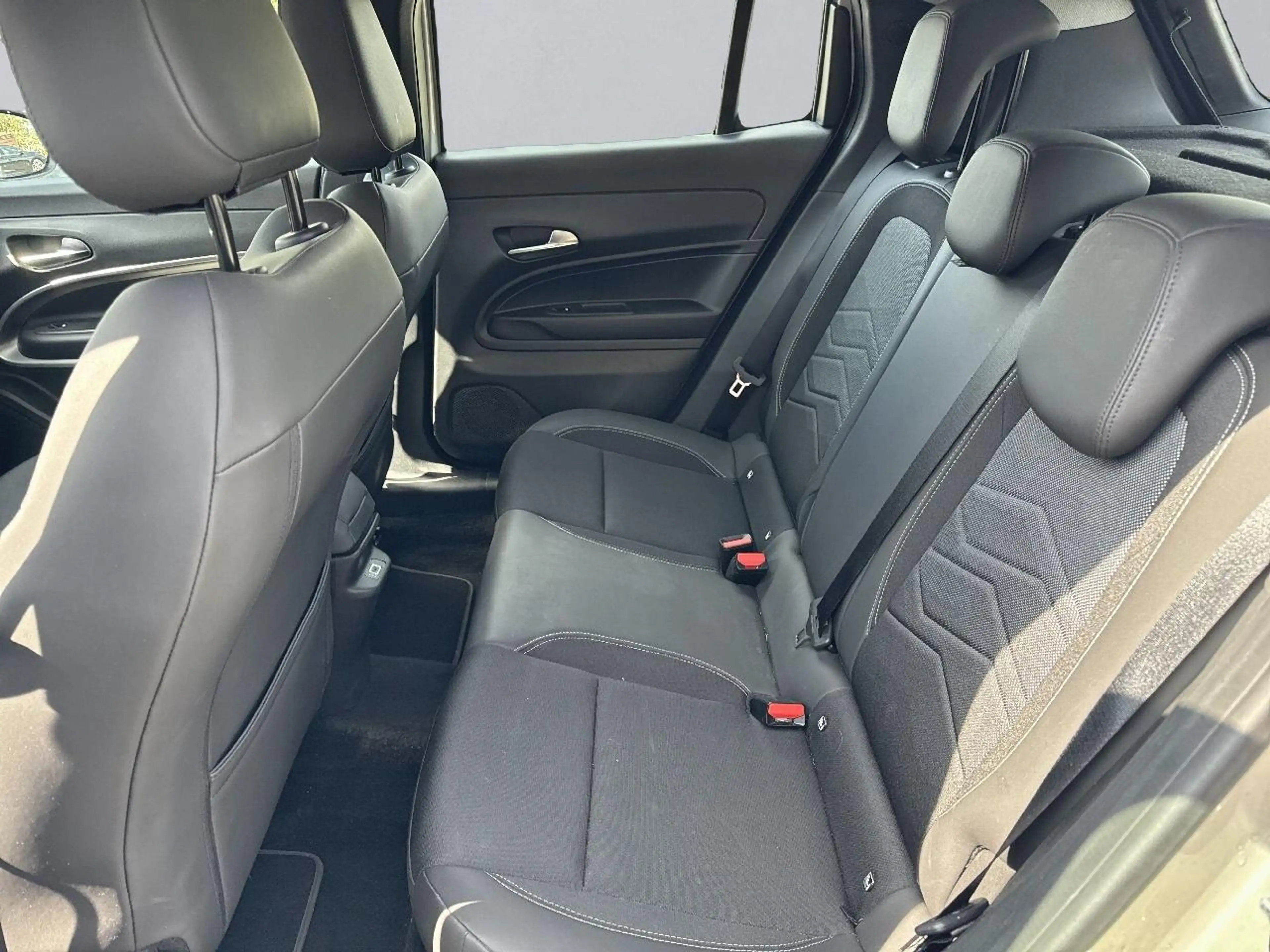 Jeep Avenger Altitude 1.2 T-GDI KAT Android Auto — photo 10