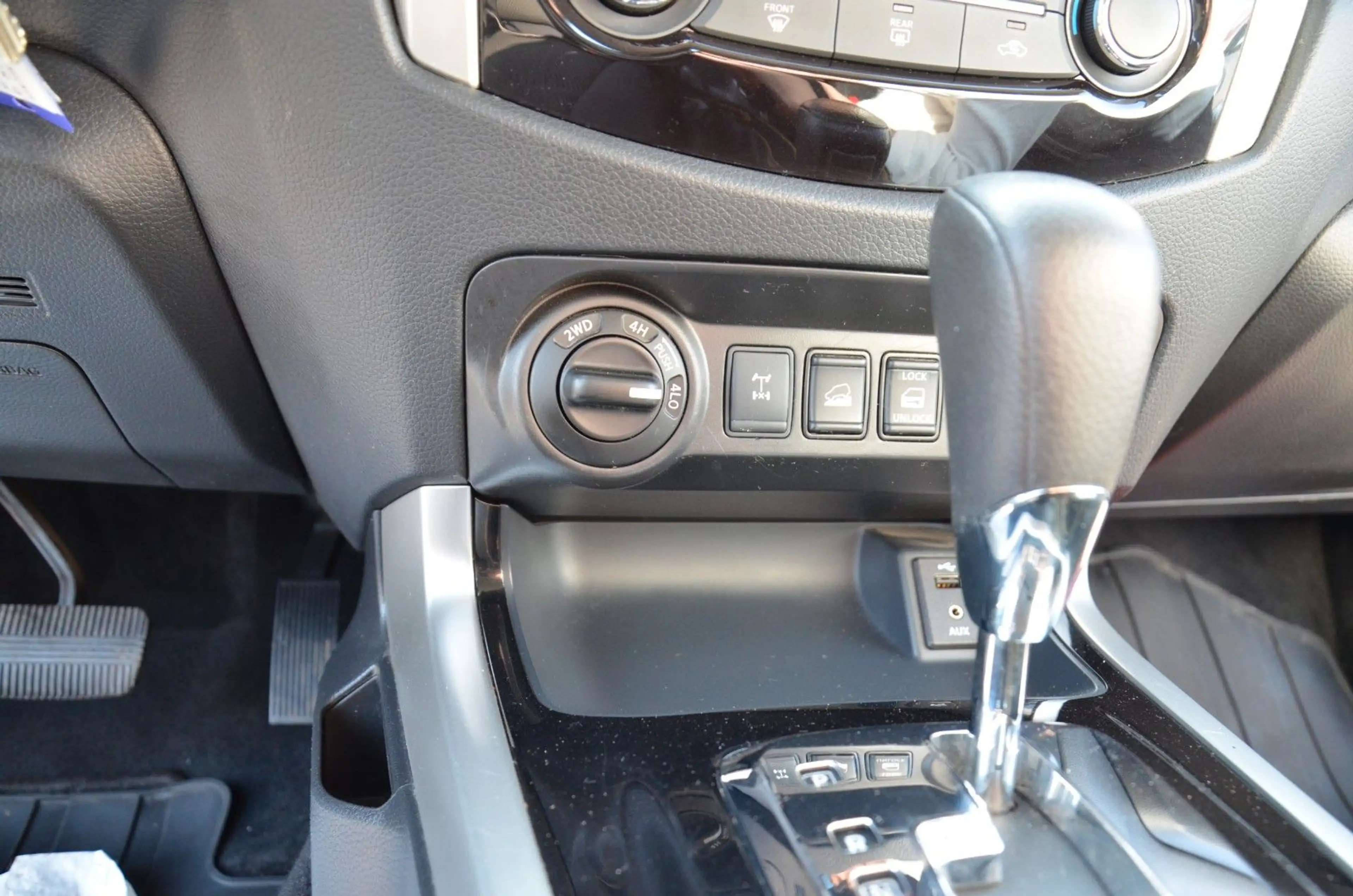 Nissan Navara NP300*-D*DoKa*AHK*AUTO*TEMPO*NAVI*TÜV — photo 14