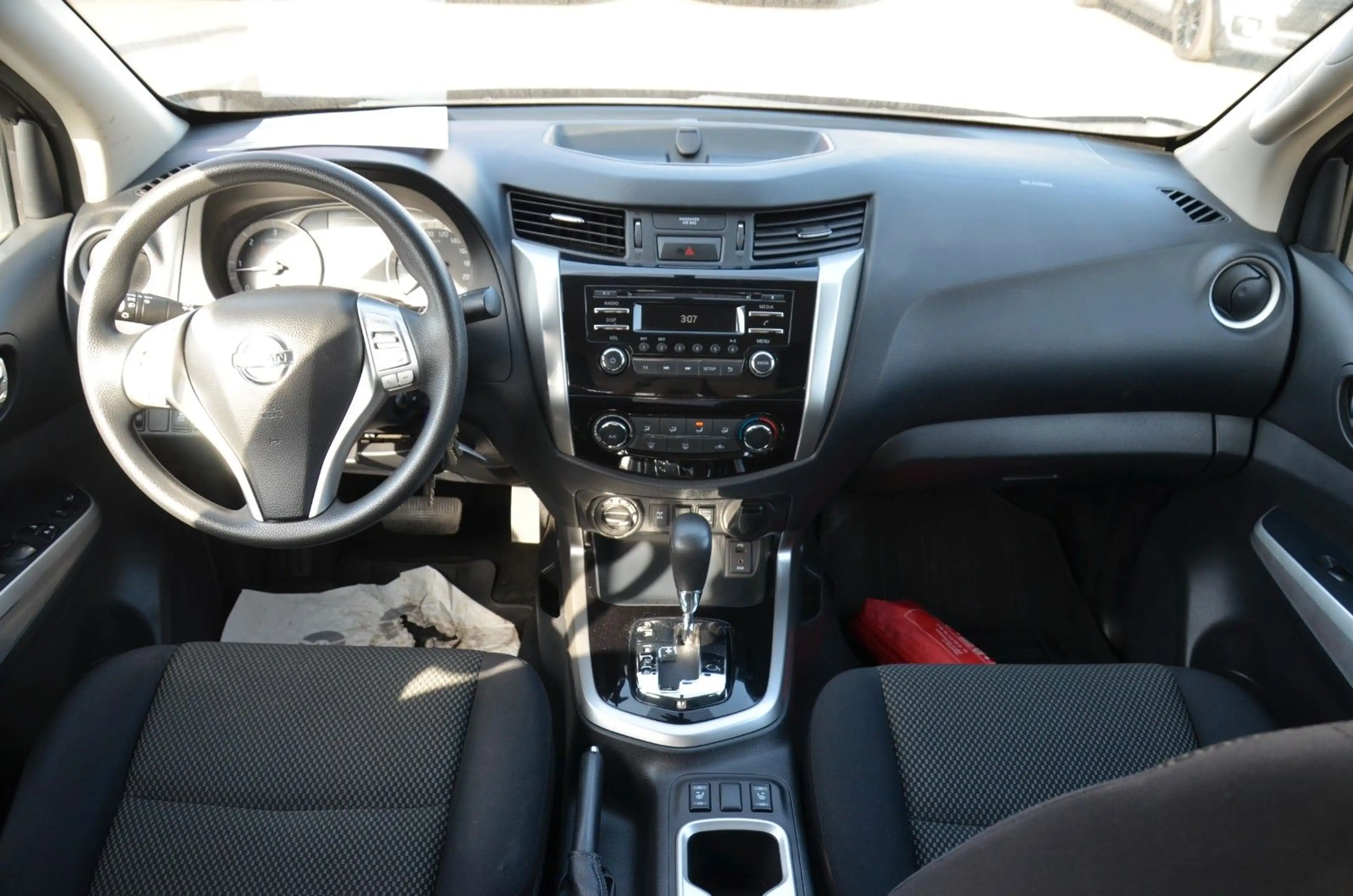 Nissan Navara NP300*-D*DoKa*AHK*AUTO*TEMPO*NAVI*TÜV — photo 9