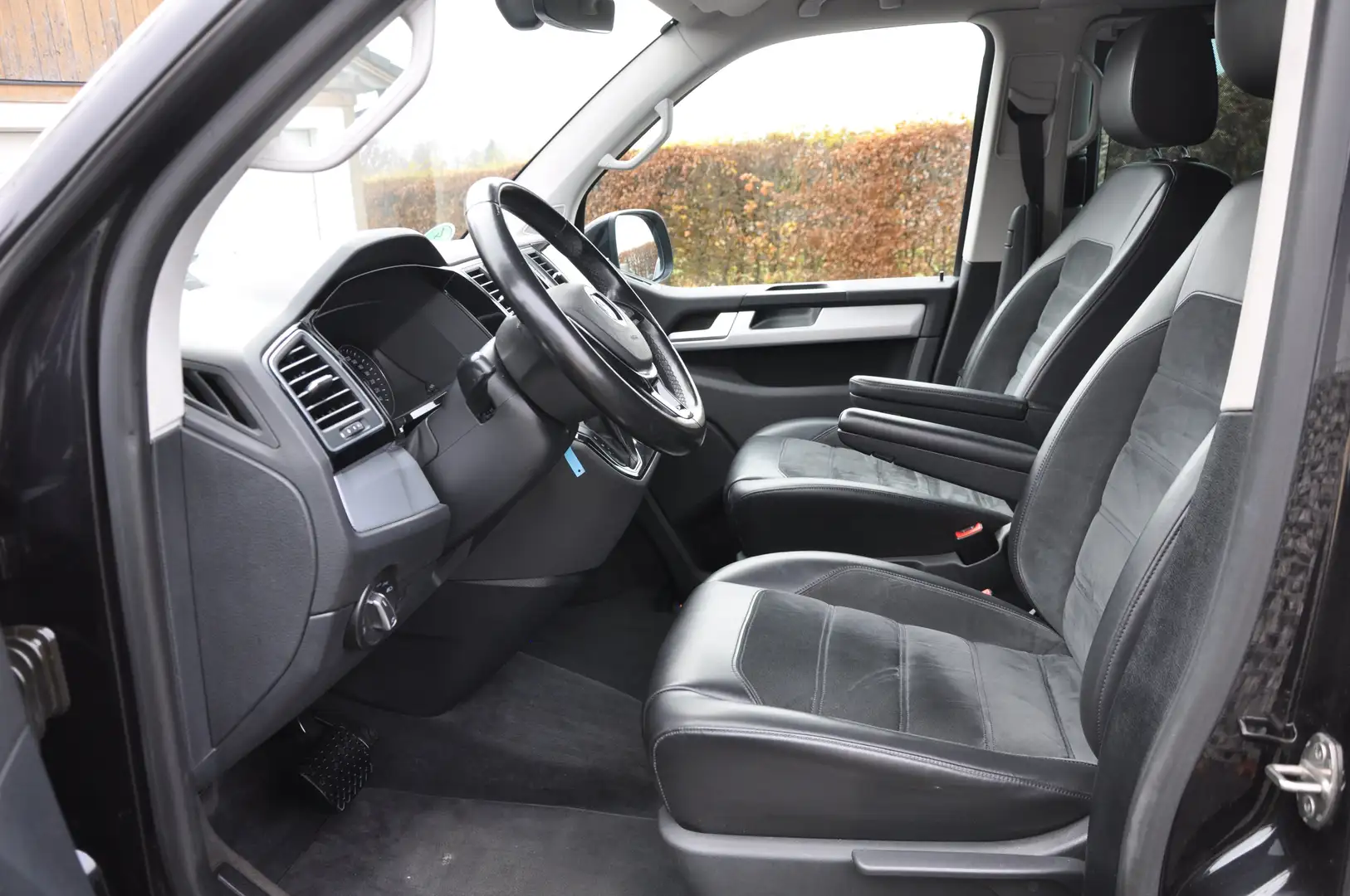 Volkswagen T6 Multivan Multivan Highline 2,0 TDI 4Motion BMT DSG Highline Schwarz - 2