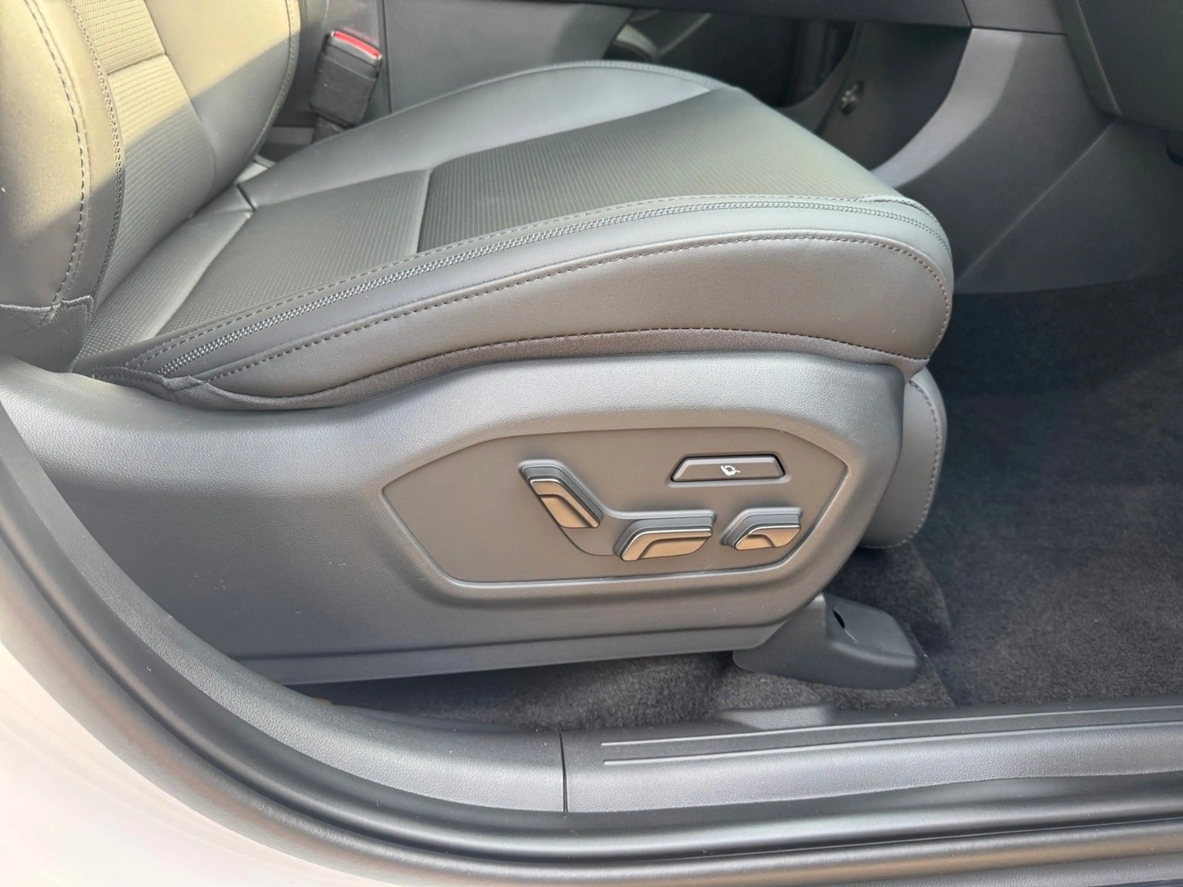 Hyundai SANTA FE 1.6 T-GDI Hybrid 158 kW 4WD Blackline 7 — photo 14