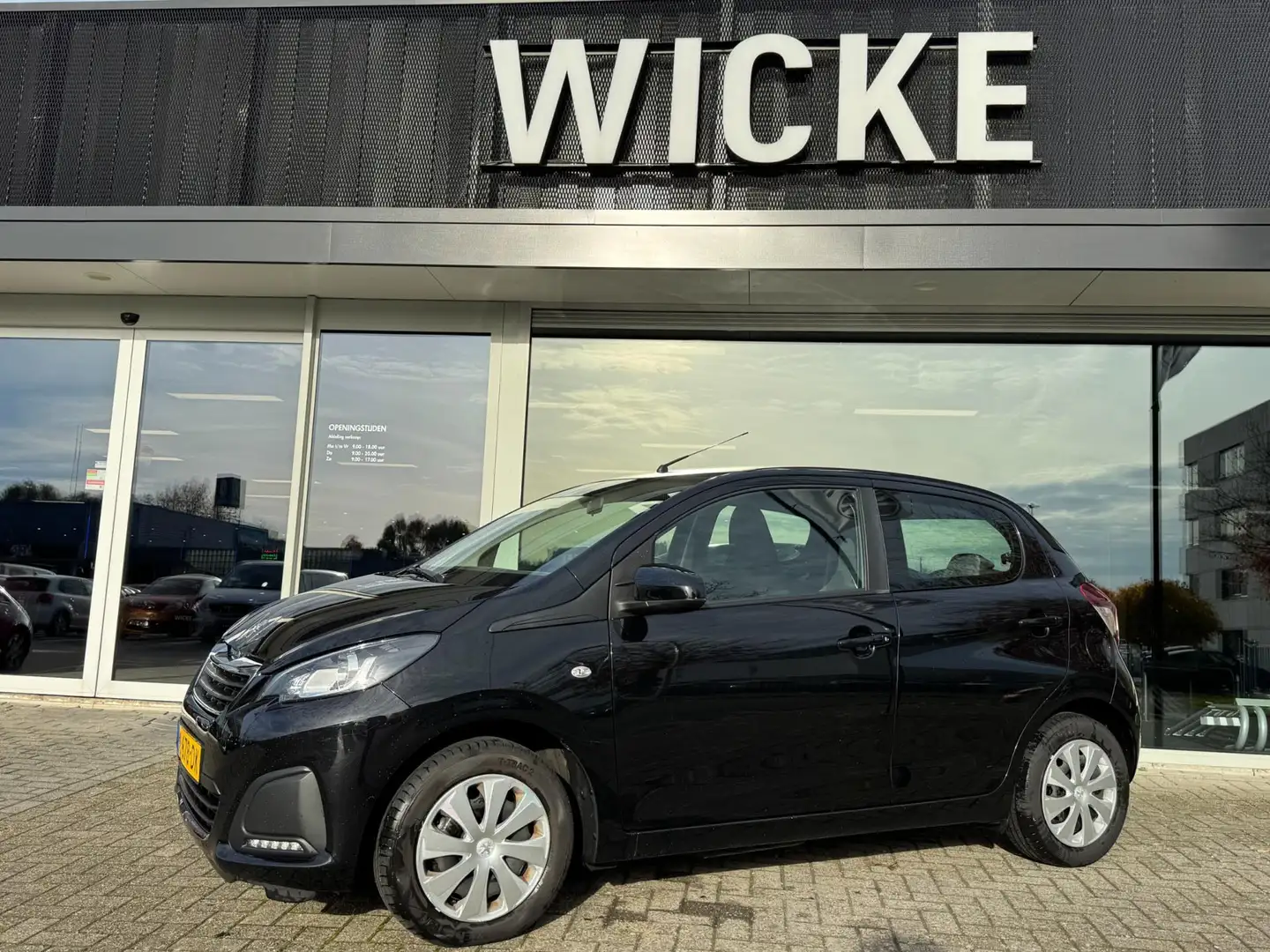 Peugeot 108 1.0 e-VTi Active Airco 5 deurs Bluetooth APK Zwart - 1