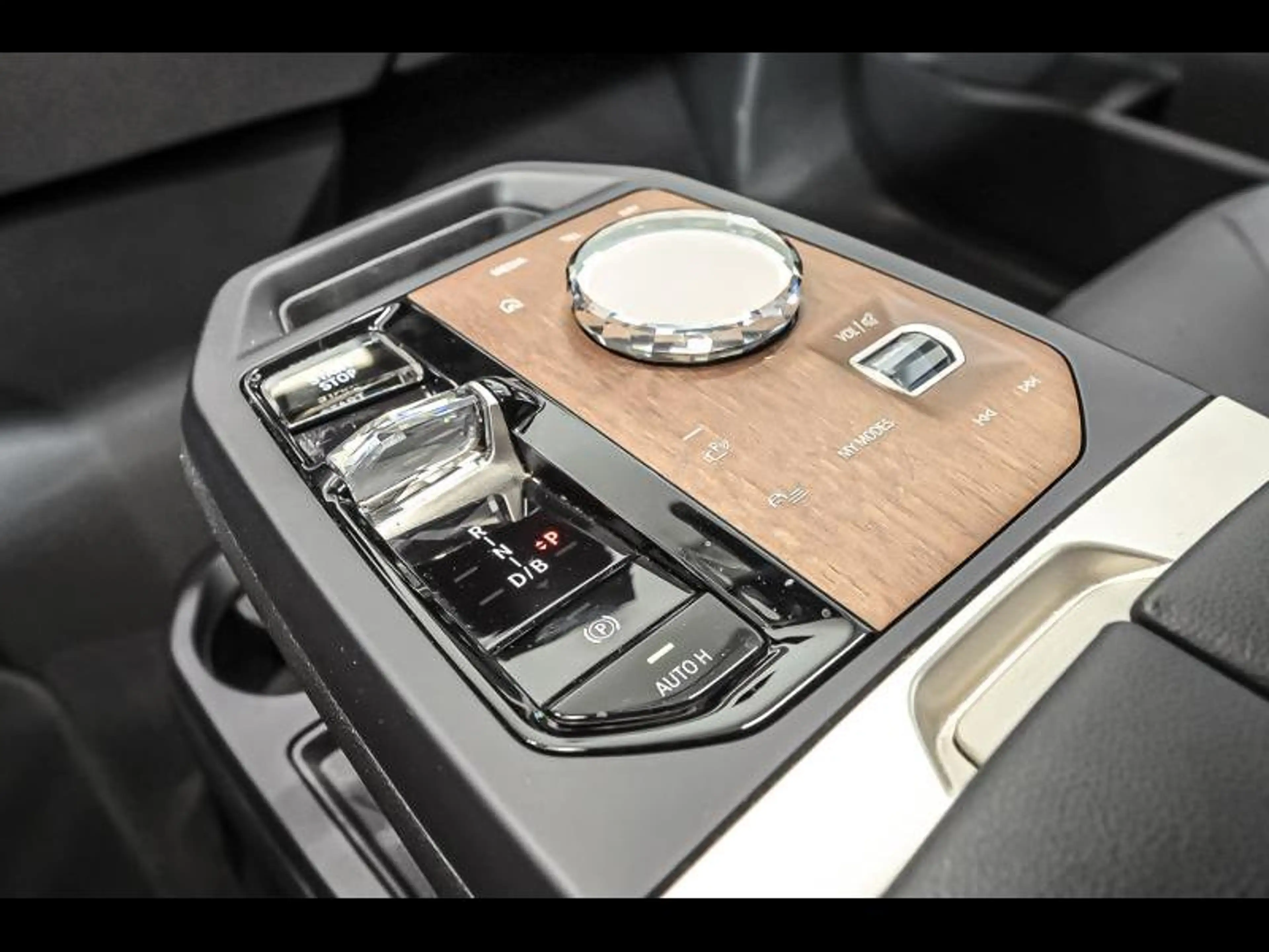 BMW iX xDrive40 - Sport — photo 11