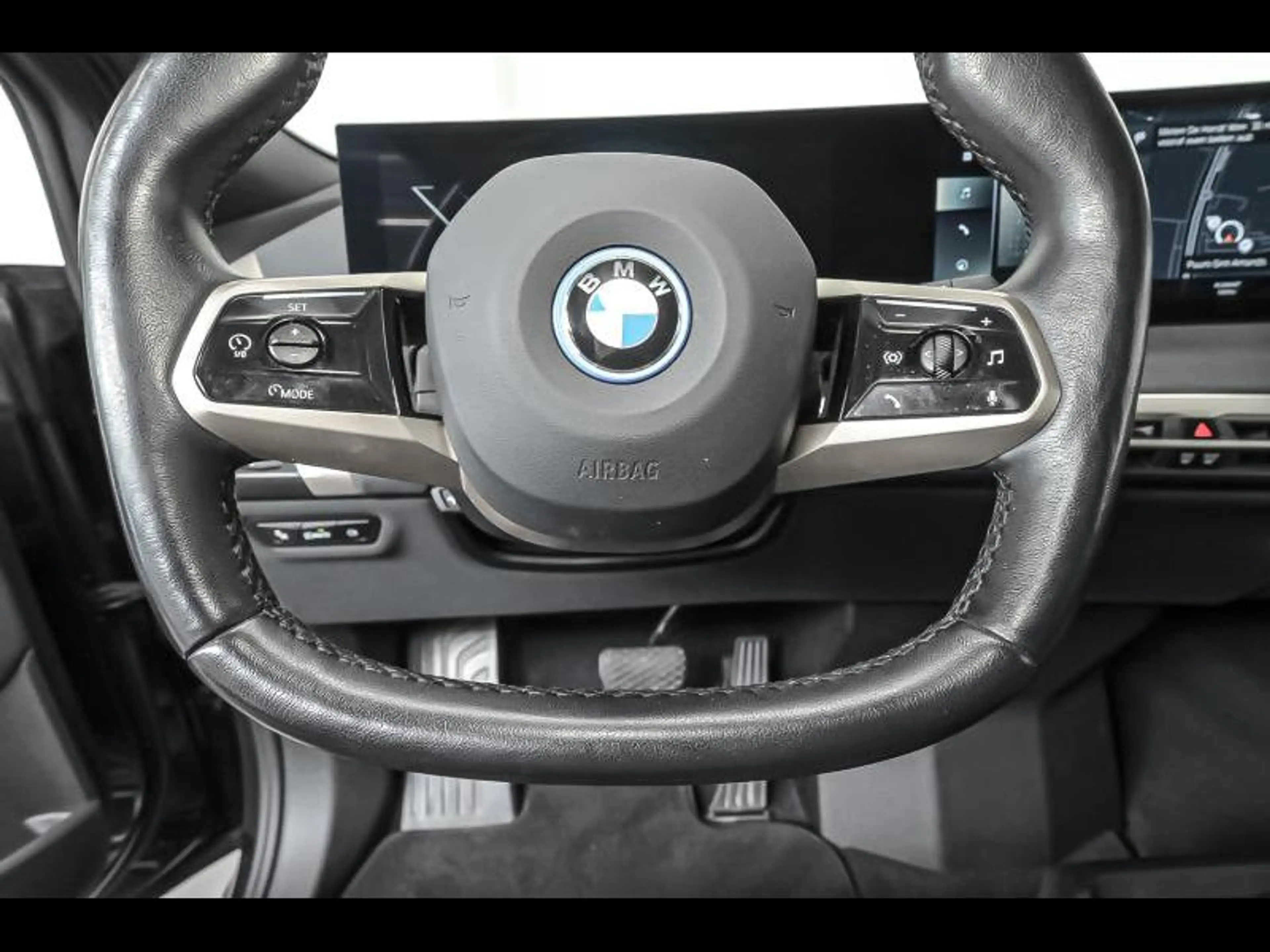 BMW iX xDrive40 - Sport — photo 9