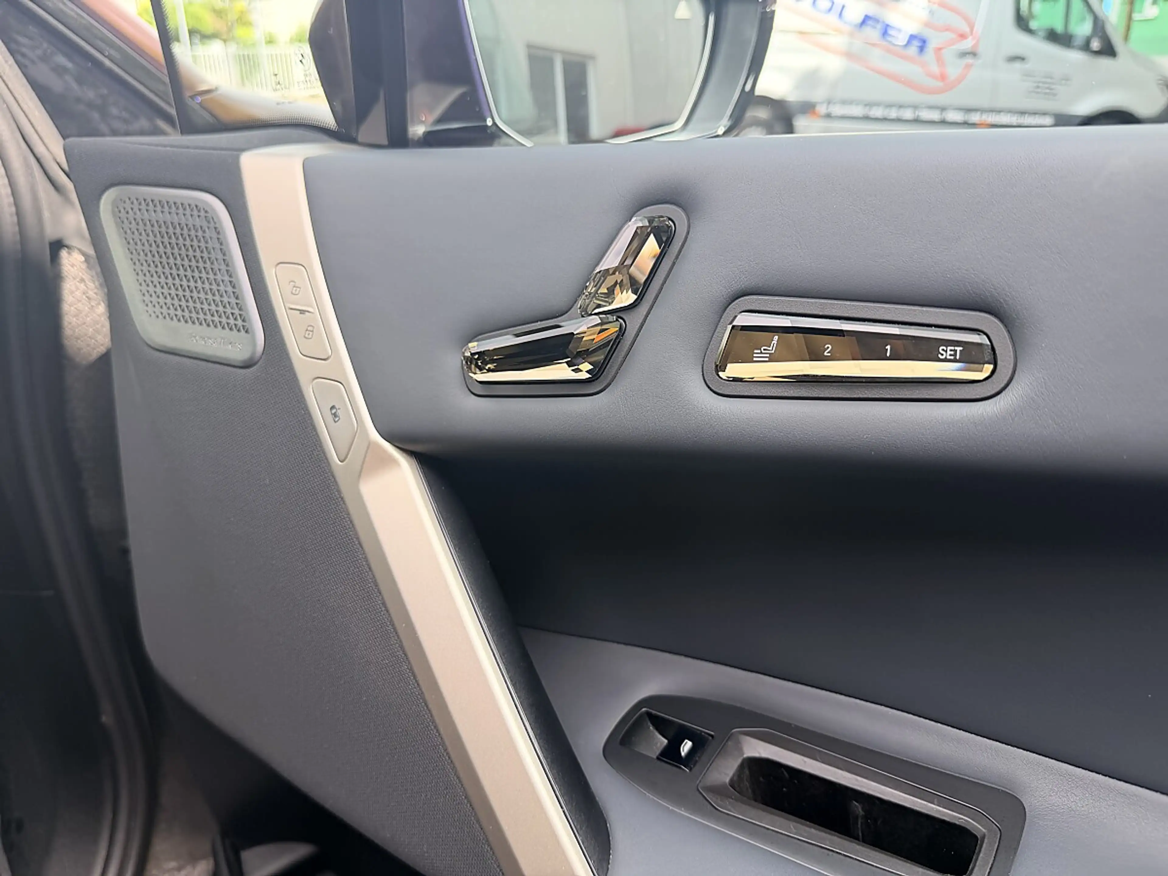 BMW iX xDrive40 — photo 10