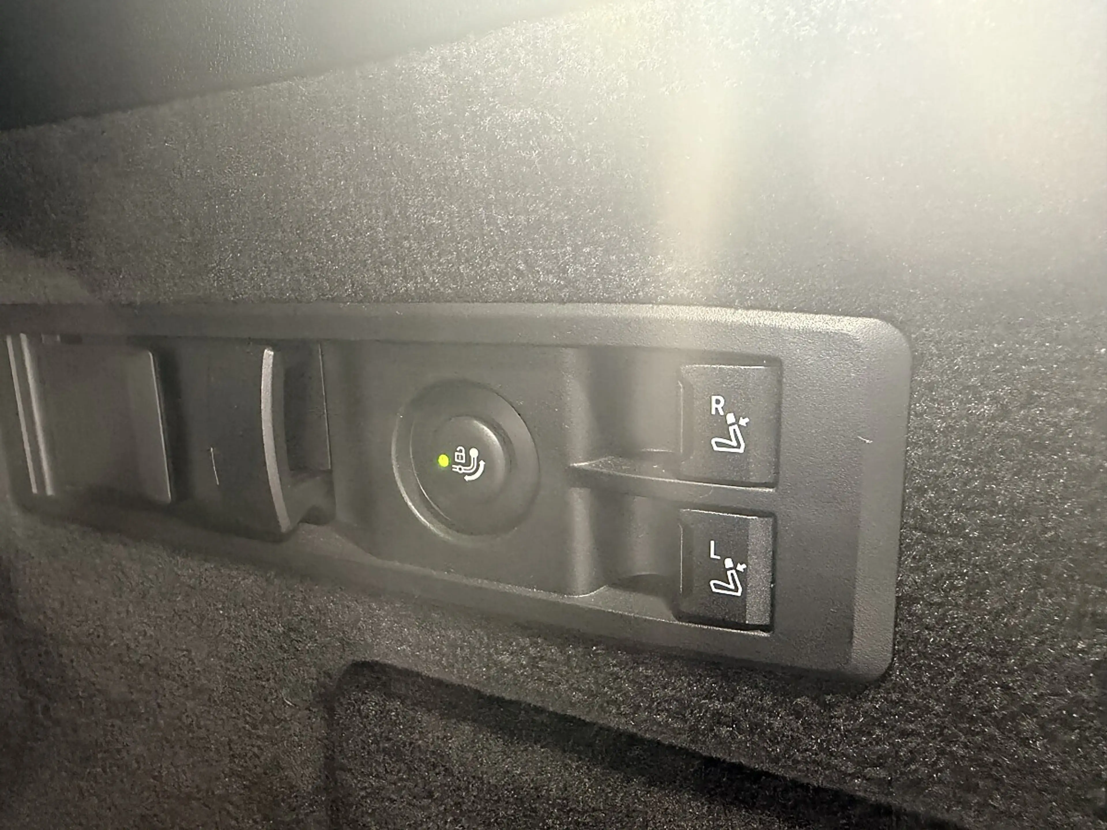 BMW iX xDrive40 — photo 13