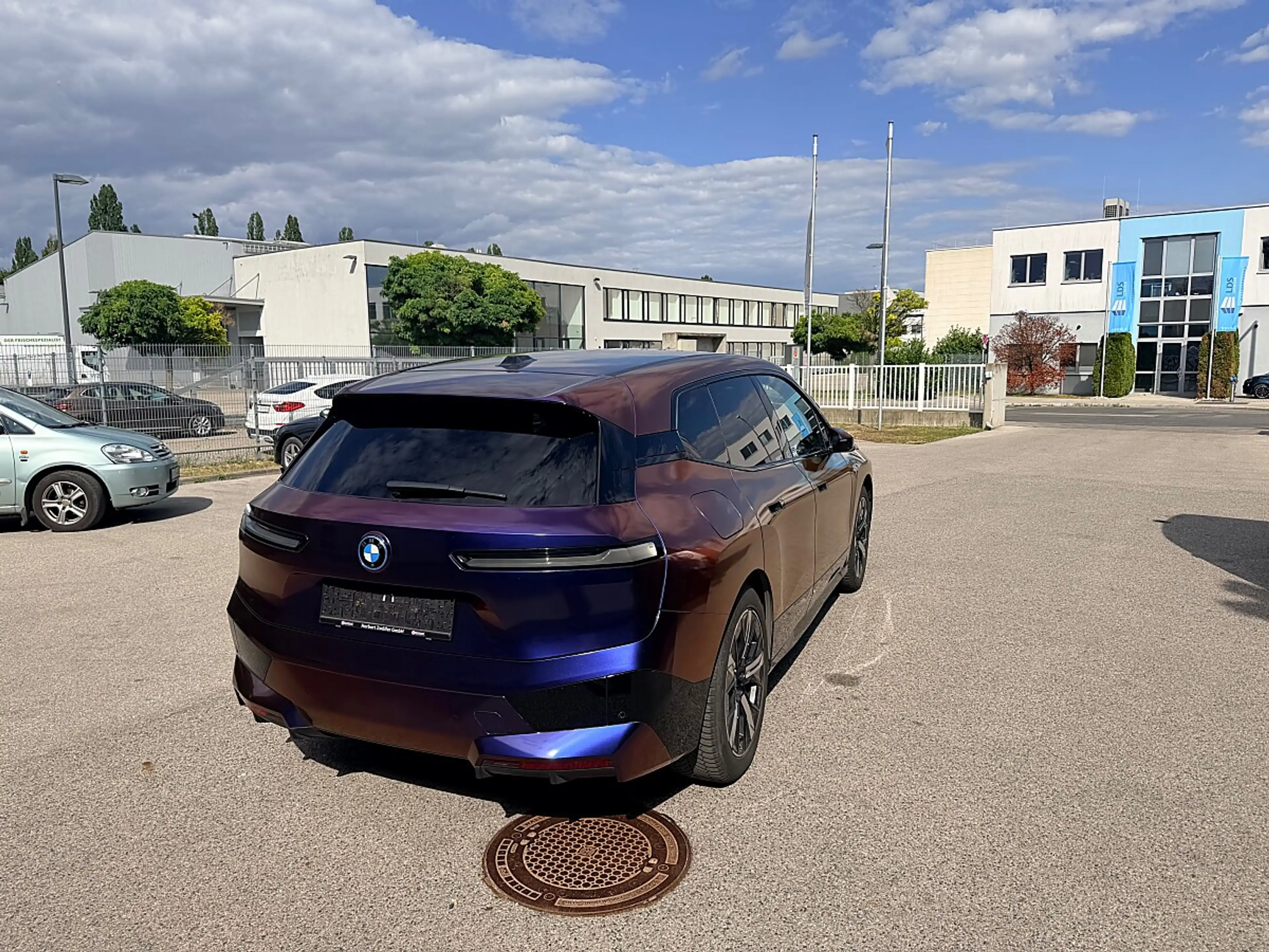 BMW iX xDrive40 — photo 3