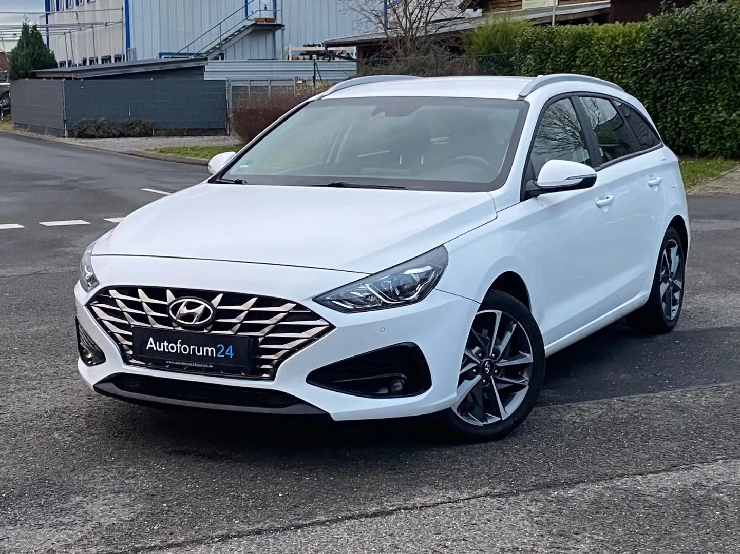 Hyundai i30 cw Trend Mild-Hybrid*Tempo*SHZ*RFK*PDC* Weiß - 1