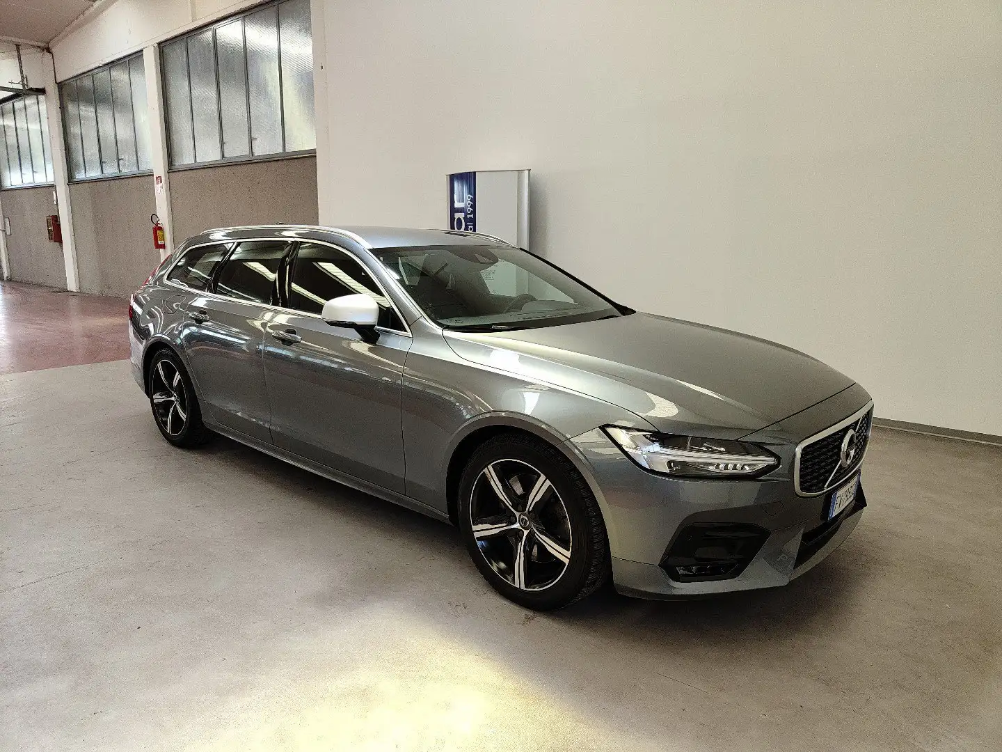 Volvo V90 T5 250 CV Geartronic R-design Cruise Navi DAB 18” Šedá - 2
