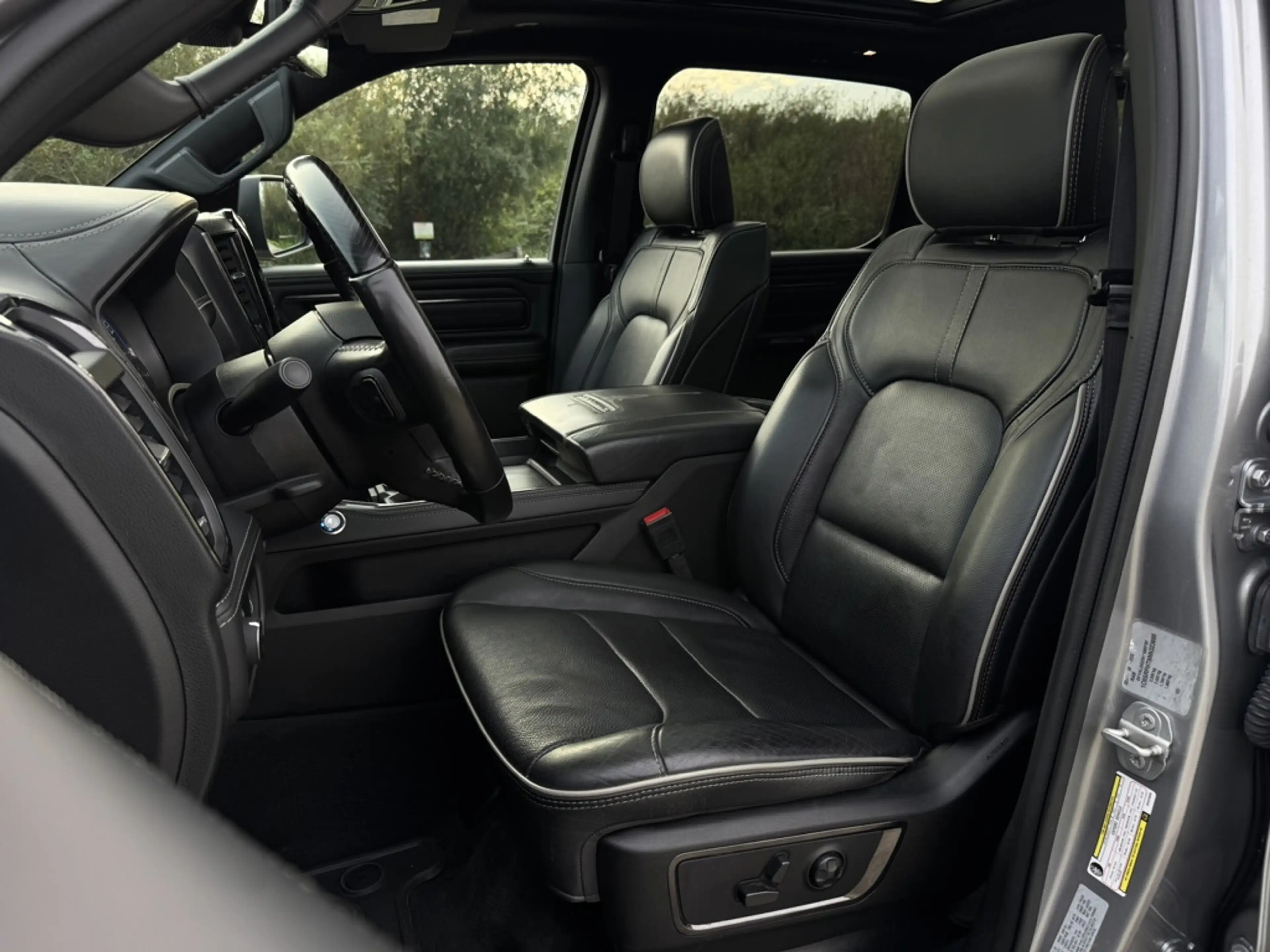 Dodge RAM 1500 LIMITED NIGHT 5.7L V8, DEALER ONDERH, PANO, L — photo 7