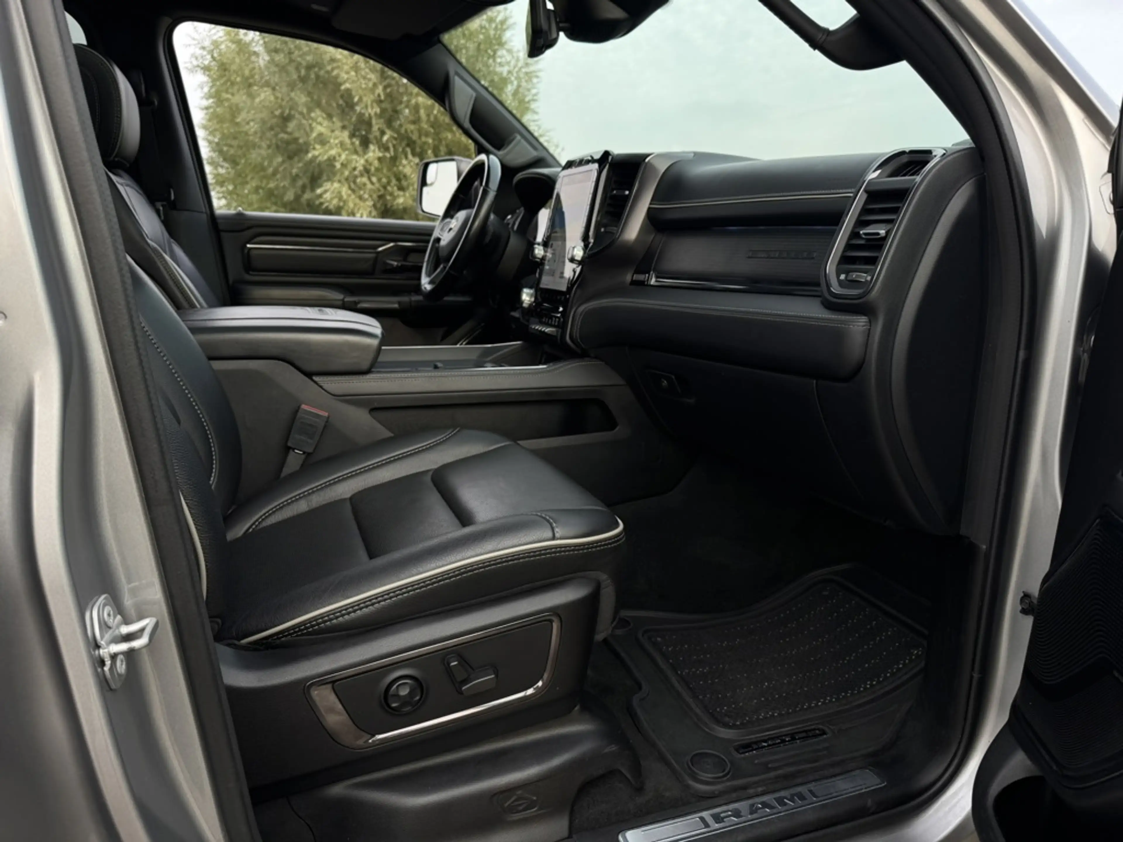 Dodge RAM 1500 LIMITED NIGHT 5.7L V8, DEALER ONDERH, PANO, L — photo 8