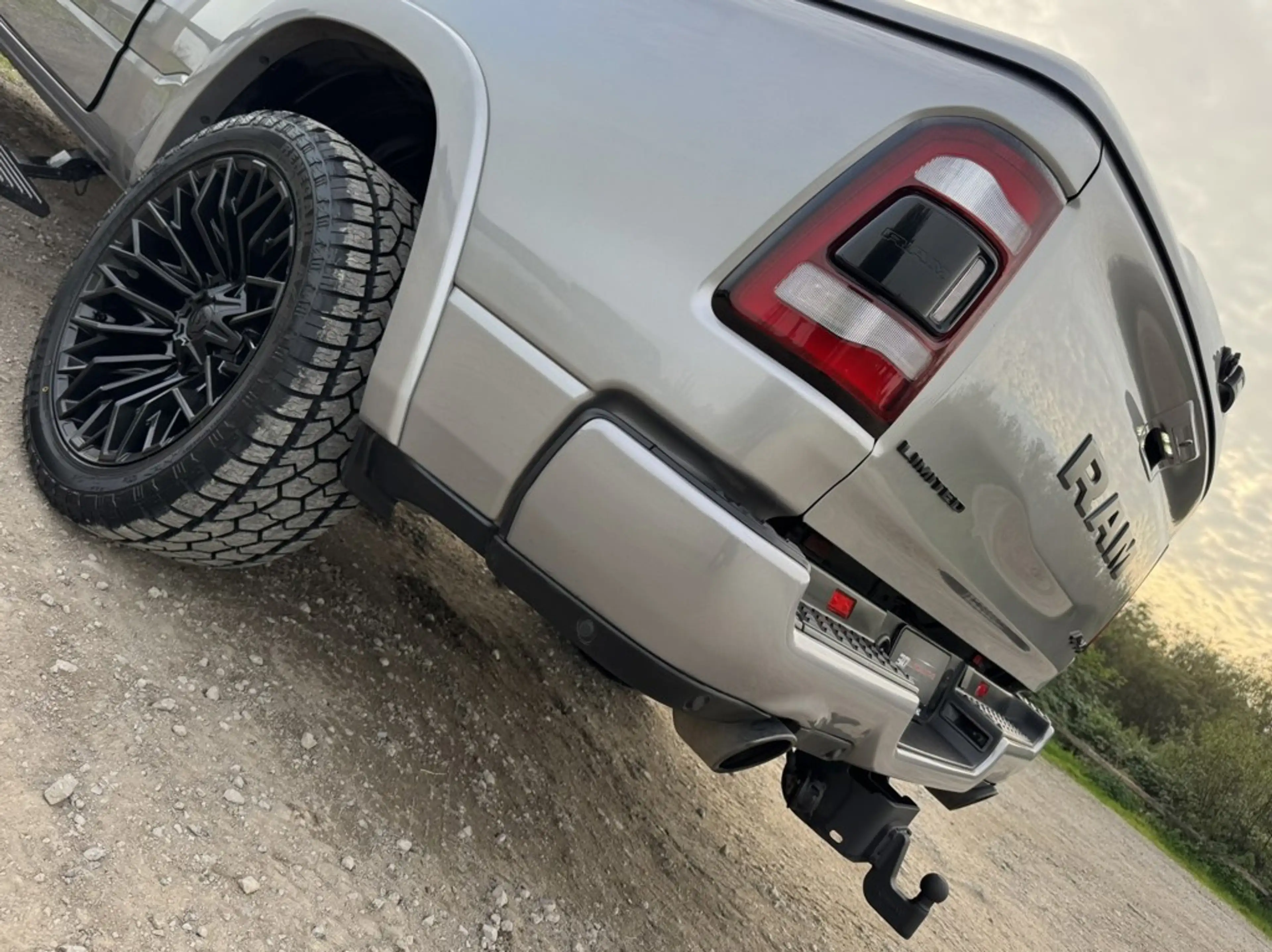 Dodge RAM 1500 LIMITED NIGHT 5.7L V8, DEALER ONDERH, PANO, L — photo 6