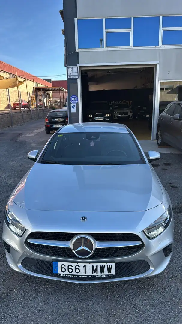 Mercedes-Benz A 180 A 180d Sedán 7G-DCT Plateado - 2