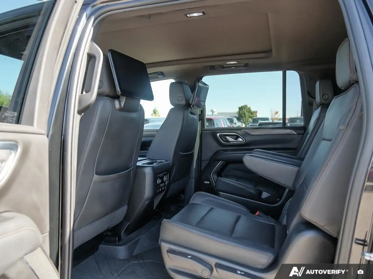 Chevrolet Suburban снимка Chevrolet Suburban