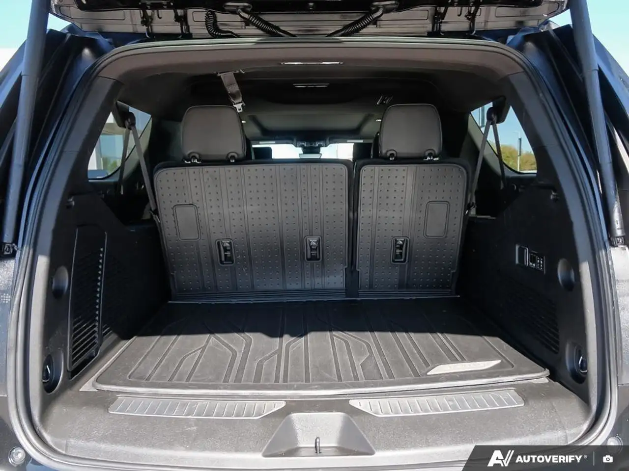 Chevrolet Suburban снимка Chevrolet Suburban