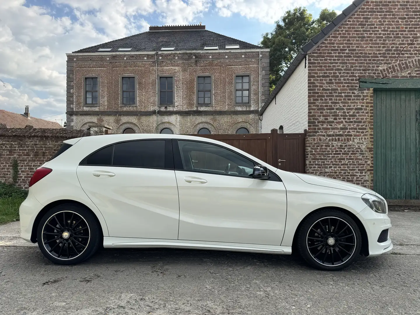 Mercedes-Benz A 180 *AMG PACK* || GPS || PDC || CRUISE CONTROL || Blanc - 2