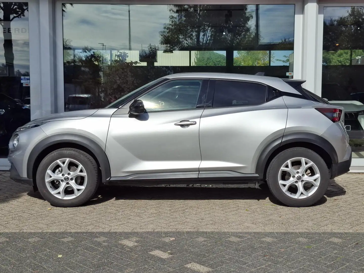 Nissan Juke 1.0 DIG-T 117pk N-Connecta | Navigatie | 360-Camer Grijs - 2