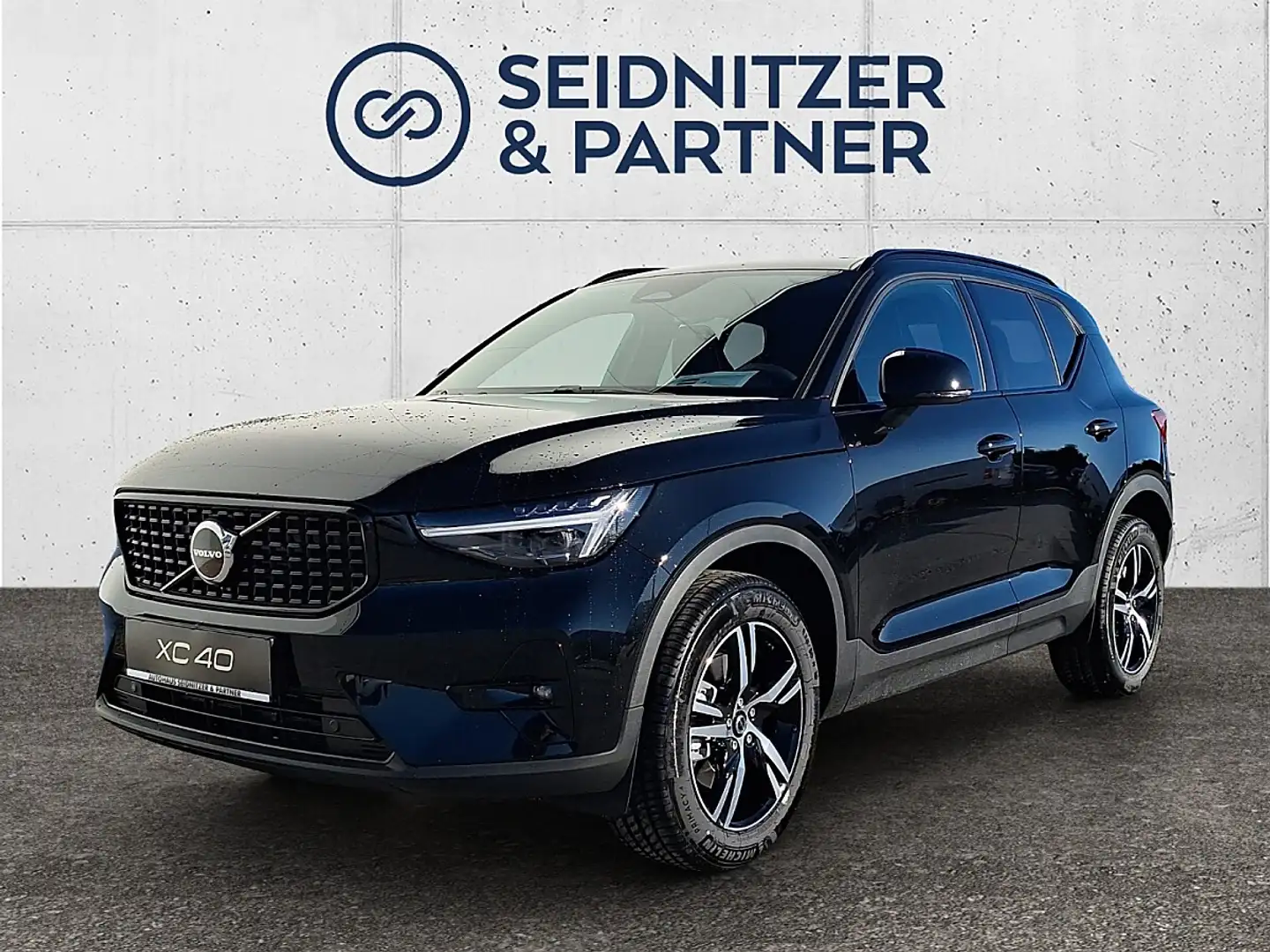 Volvo XC40 B3 Plus Dark Aut. Schwarz - 1