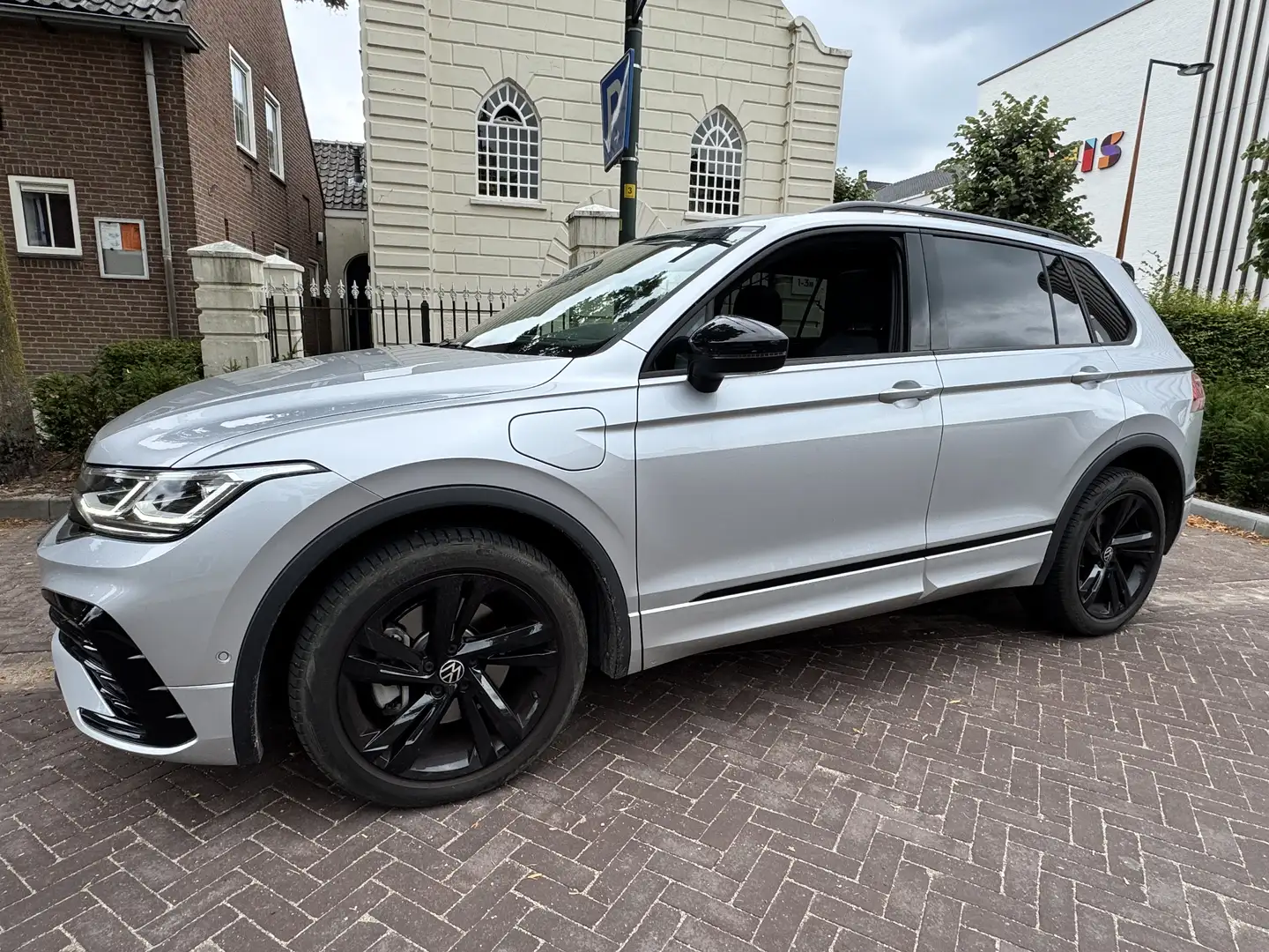 Volkswagen Tiguan 1.4 TSI eHy R Bns+ | R-Line in-exterieur | Grijs - 1