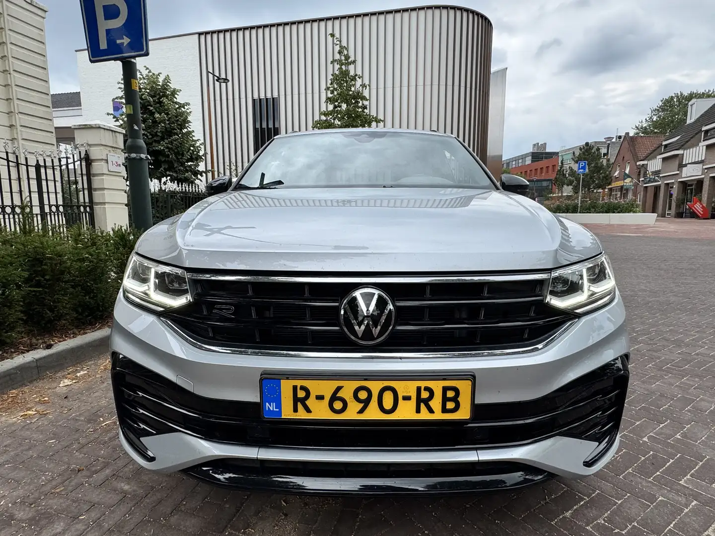 Volkswagen Tiguan 1.4 TSI eHy R Bns+ | R-Line in-exterieur | Grijs - 2