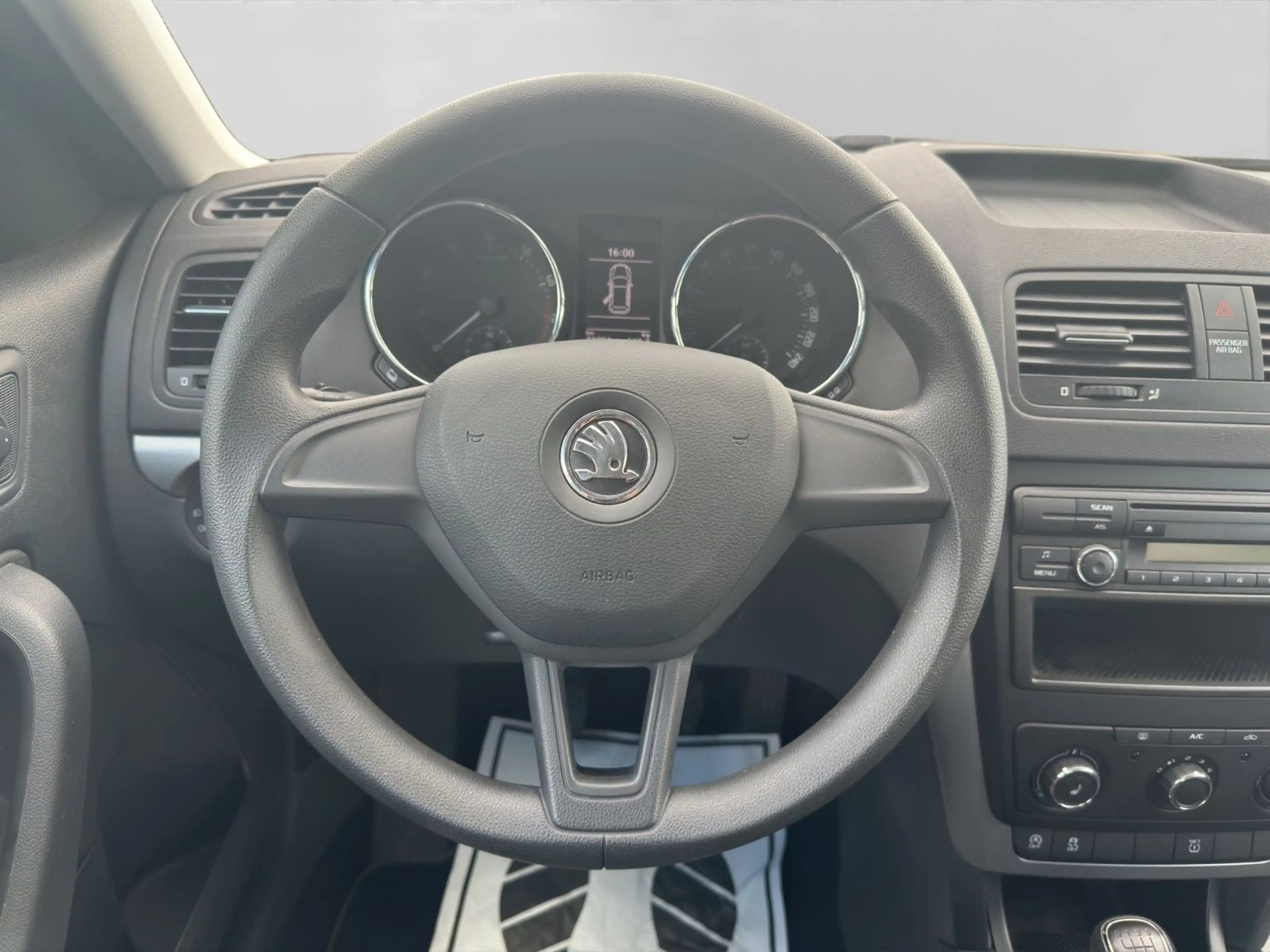 Skoda Yeti Cool Edition Shz PDC Klima TÜV Start Stop — photo 15